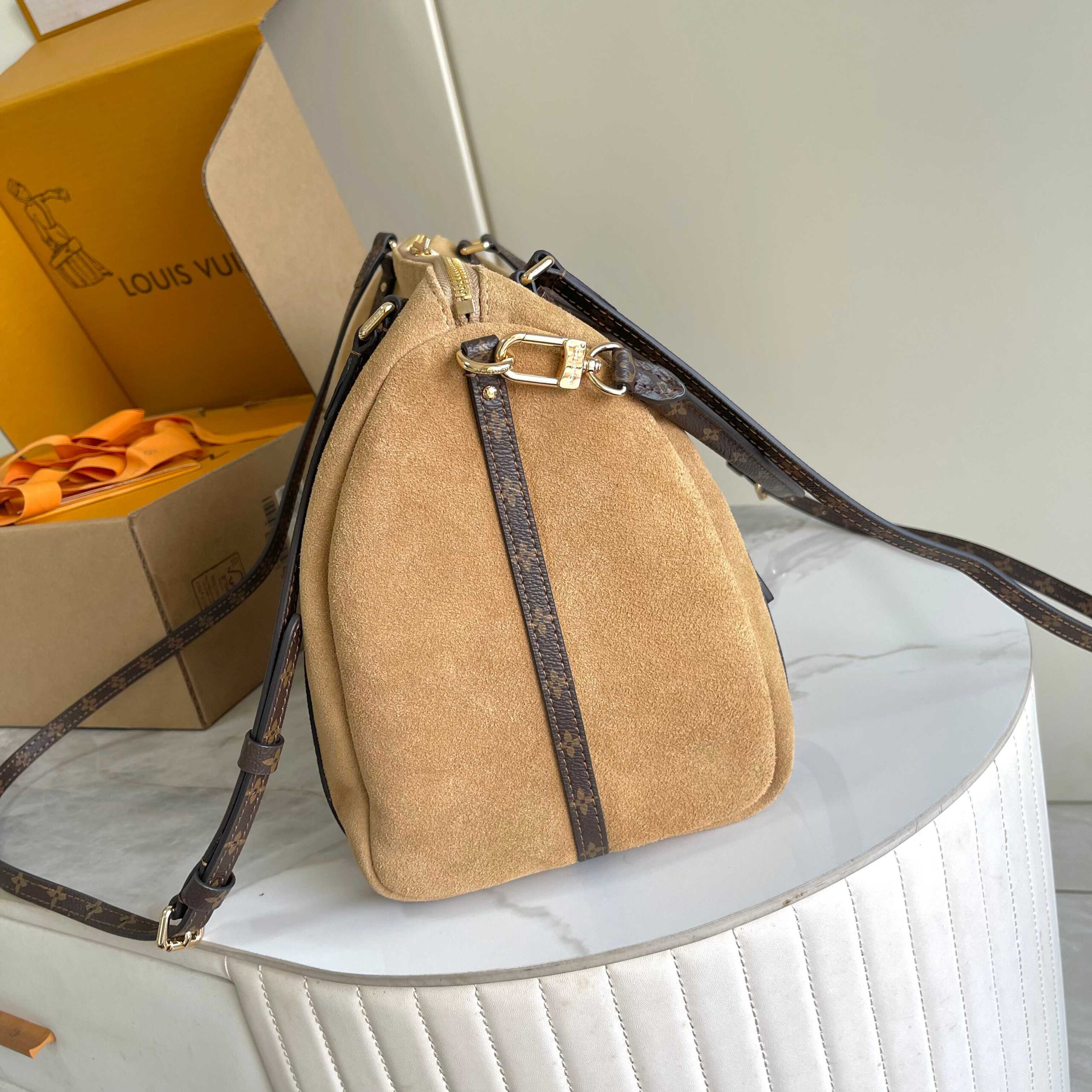 Louis Vuitton Express Medium Crossbody Handbag - Image 2