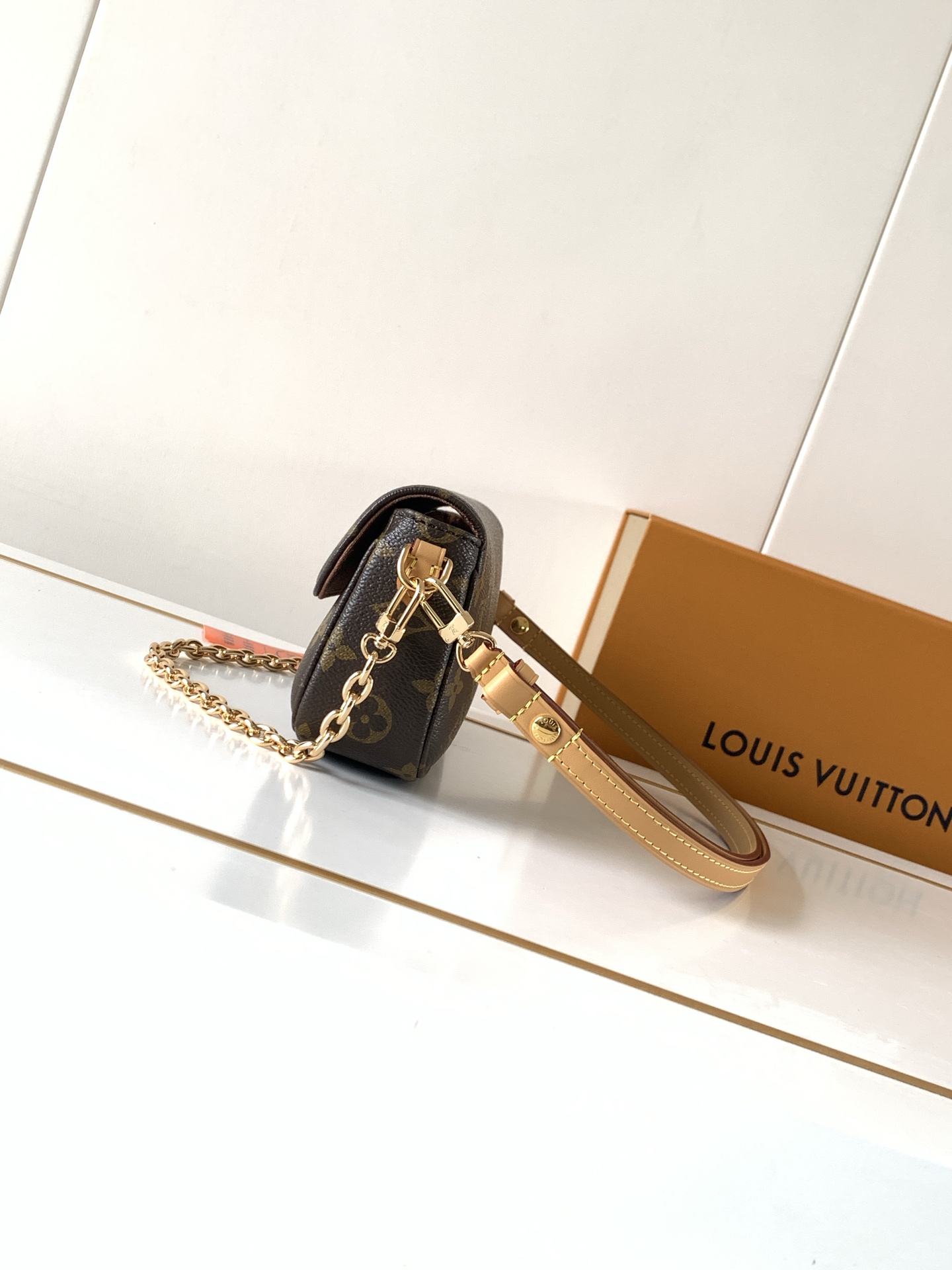 Louis Vuitton M81911 Wallet On Chain Ivy in Monogram Canvas - Image 2