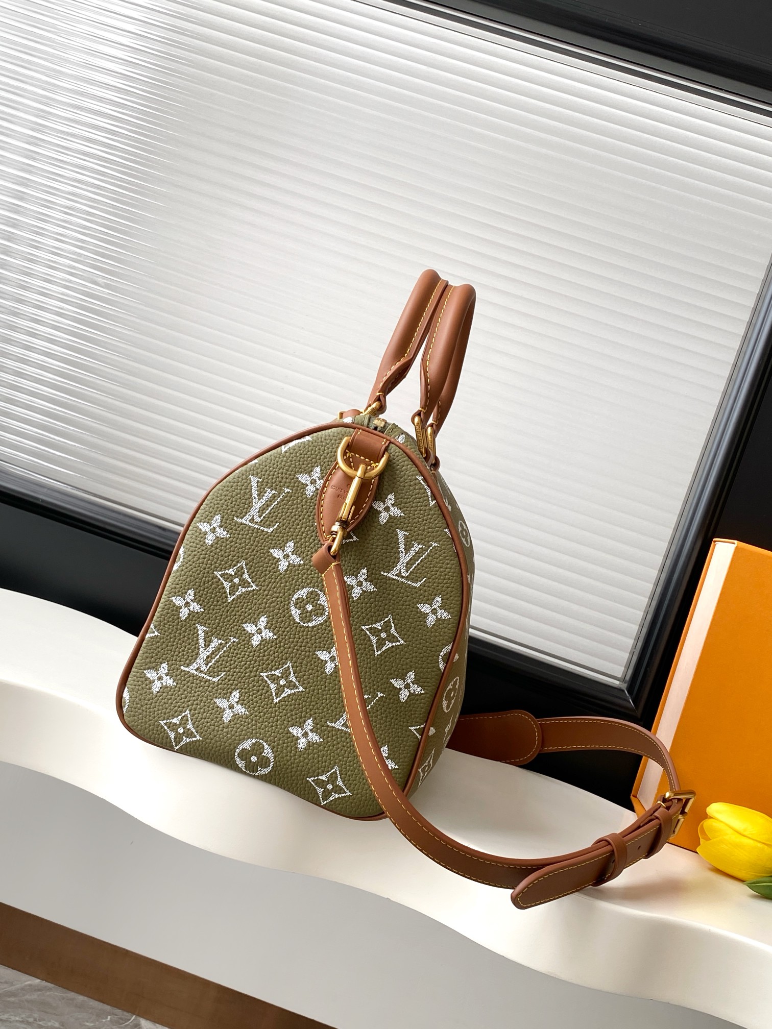 Speedy P9 Bandoulière 30 Handbag in Green Monogram Leather - Image 2