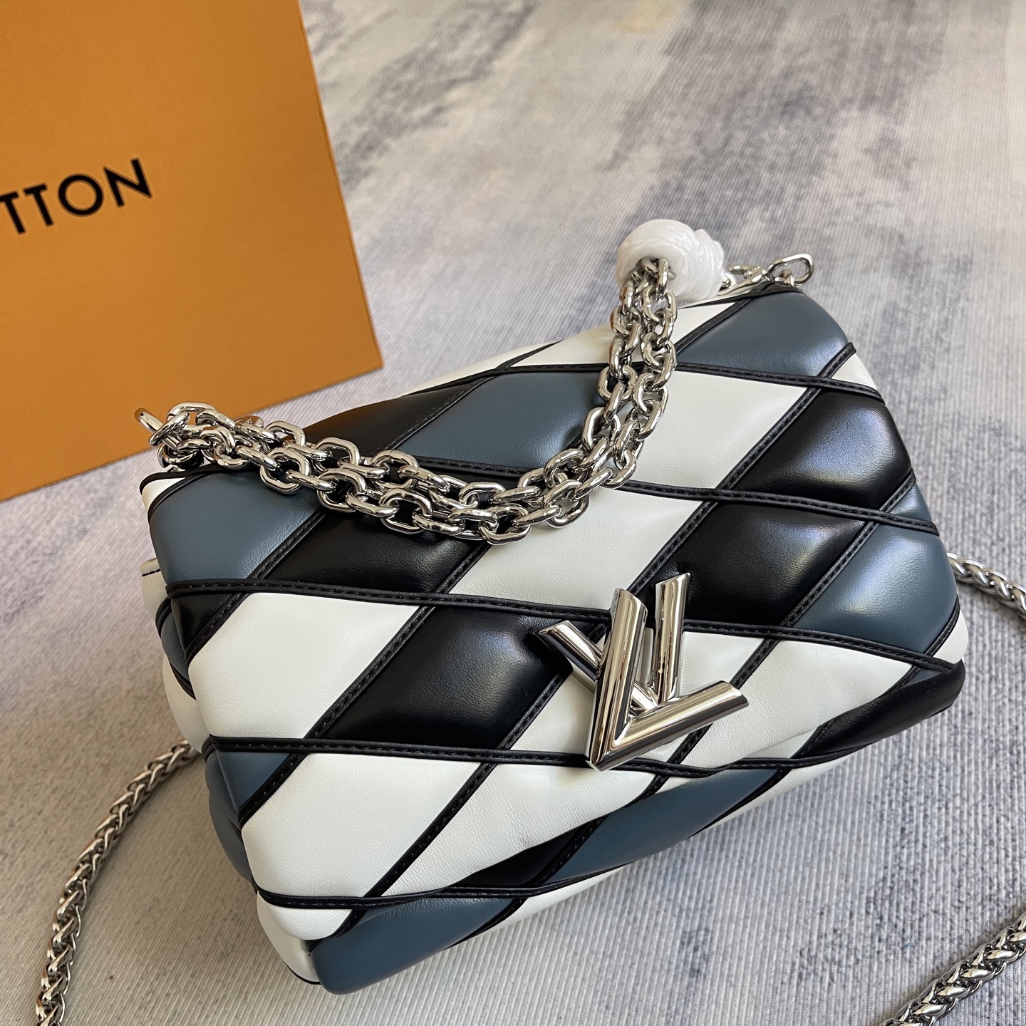 GO-14 Medium Handbag - Image 2