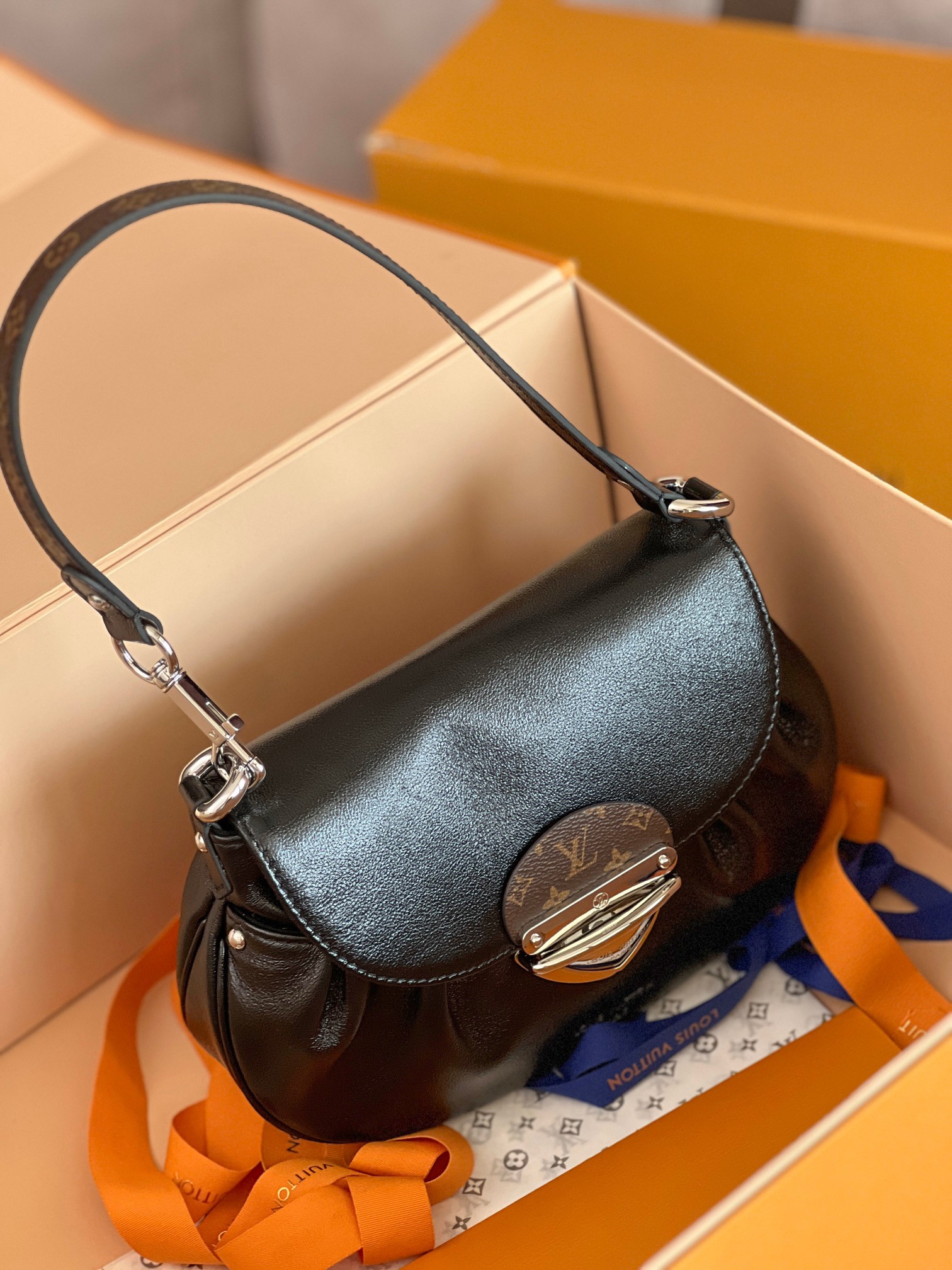 Louis Vuitton Sunset Vibe Handbag M12192 - Image 2