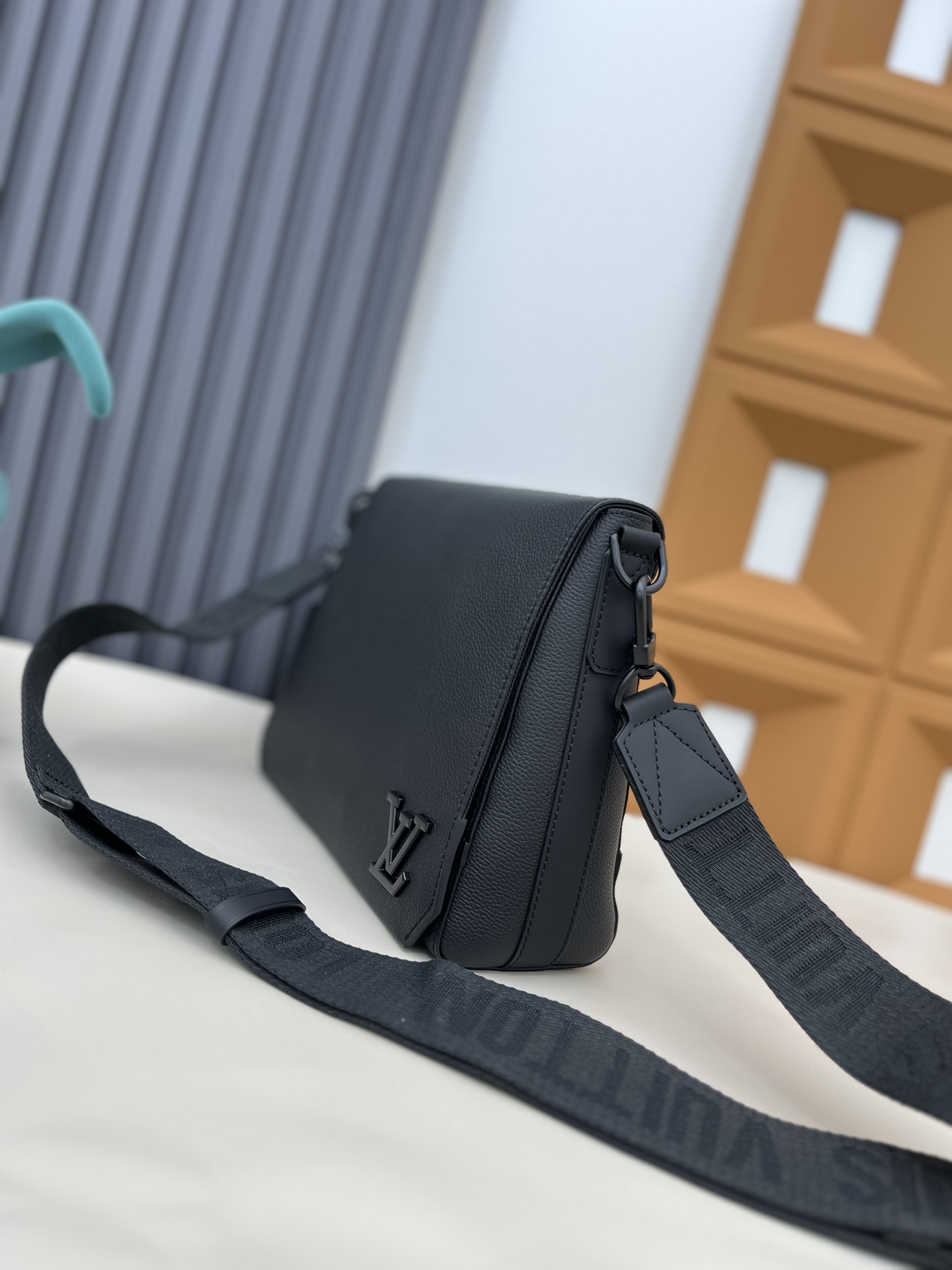 Louis Vuitton Aerogram Messenger Bag M21363 / M57080 - Image 2
