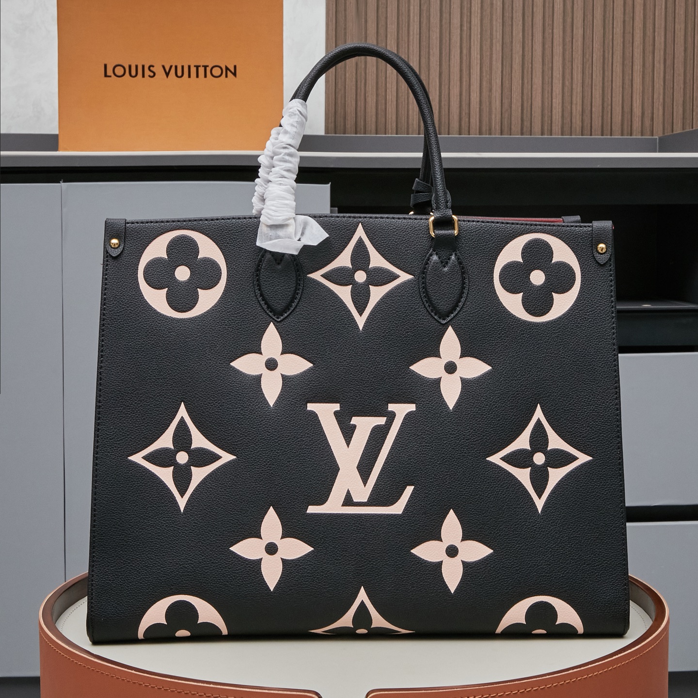 Louis Vuitton Onthego Large Black Silk-Print Tote Bag M45945 - Image 2