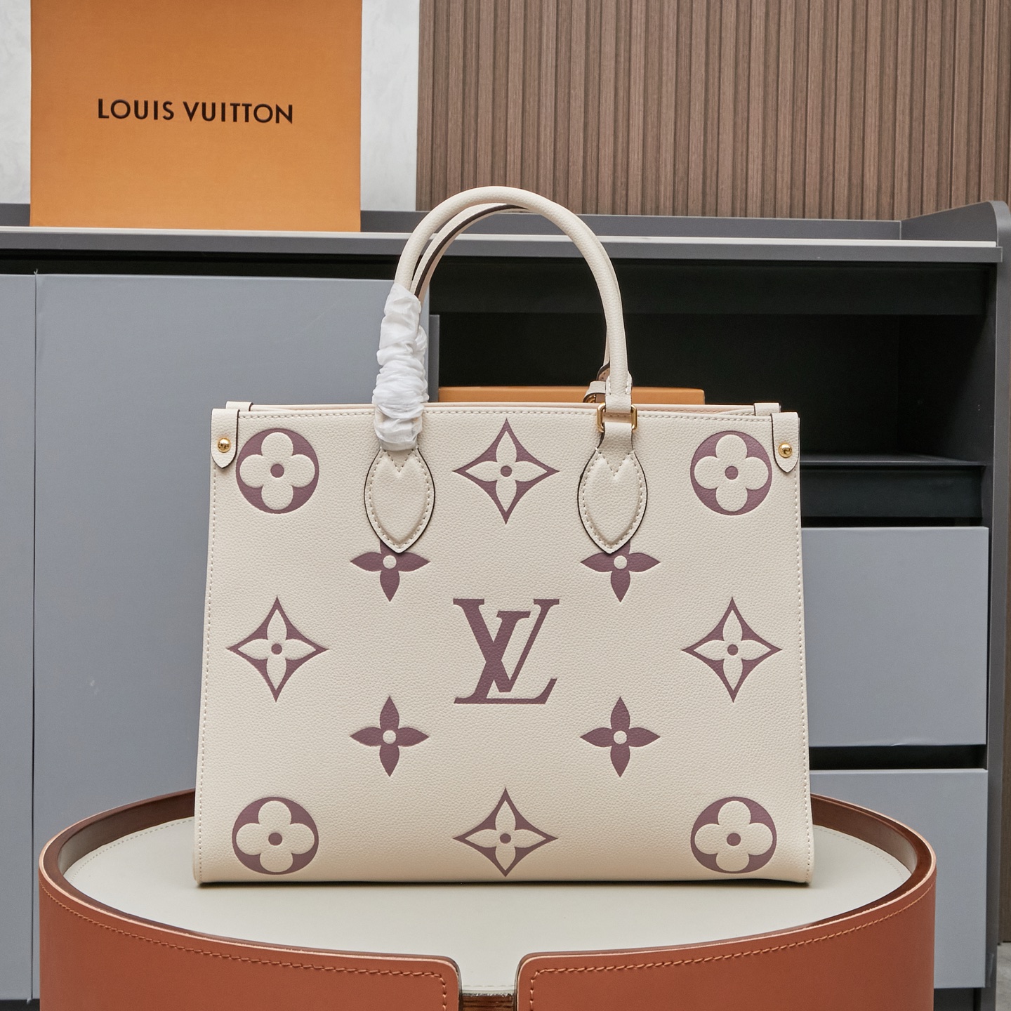 Louis Vuitton OnTheGo MM Tote Bag in Monogram Empreinte Leather - Image 2