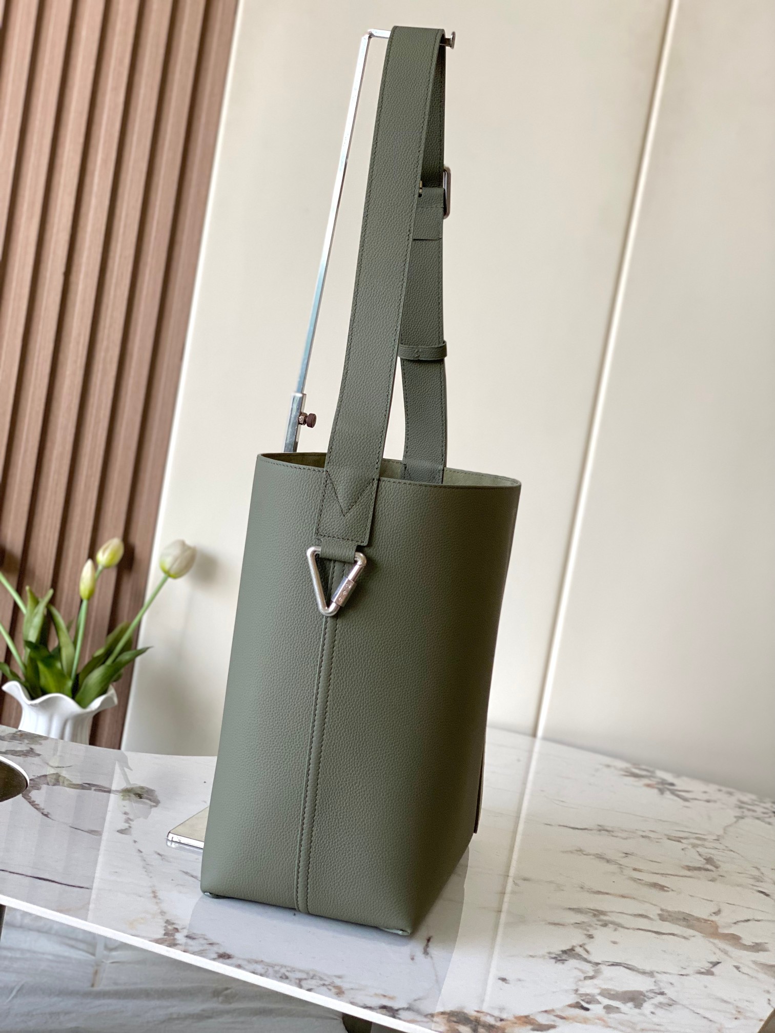 Louis Vuitton Verso Hobo Reversible Leather Handbag - Image 2