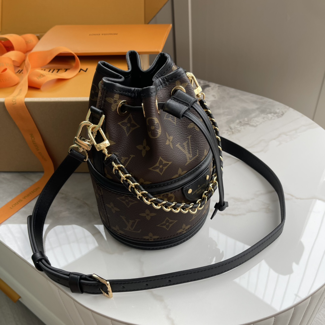 Louis Vuitton Canoé Monogram Leather Crossbody Bag - Image 2