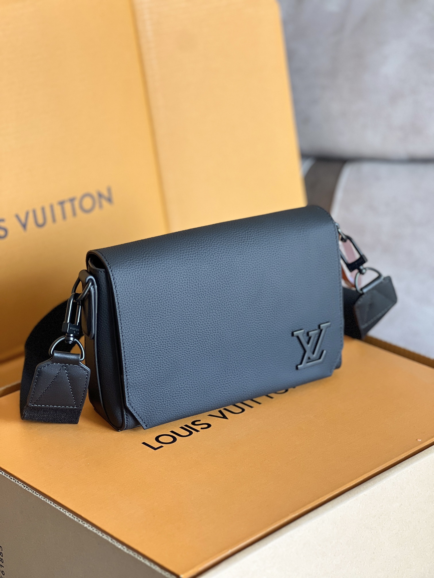 Louis Vuitton Takeoff Small Messenger Bag M24769 Black - Image 2