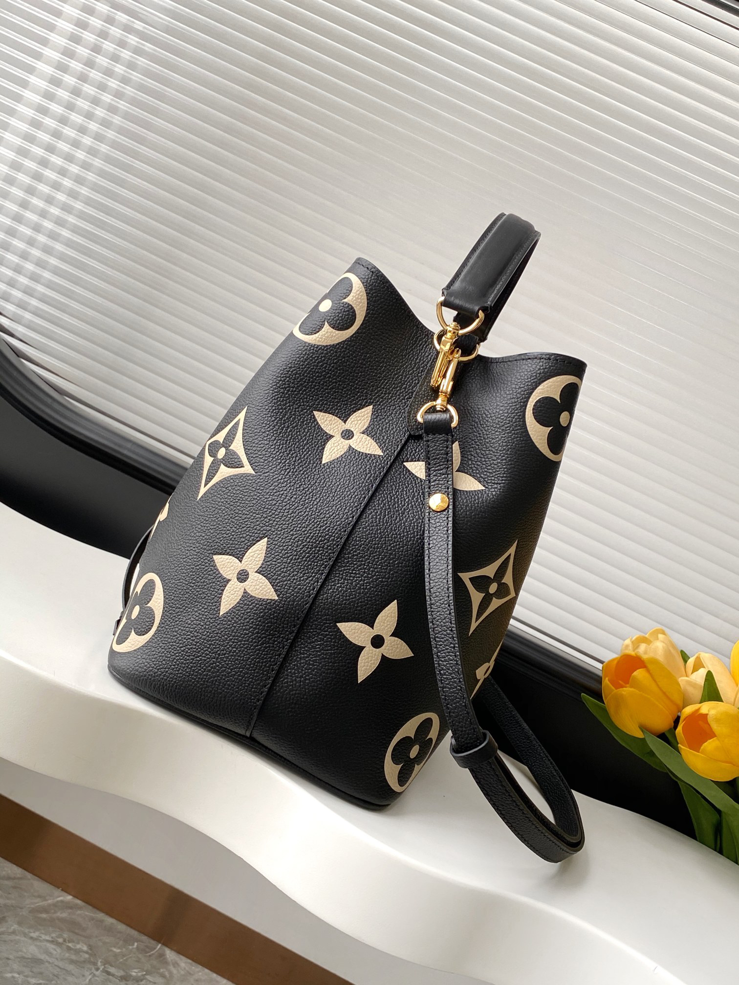 Louis Vuitton NeoNoe Medium Bucket Bag - Image 2