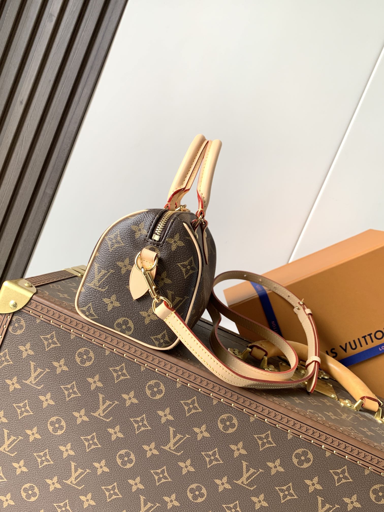 Louis Vuitton Speedy Bandoulière 20 Monogram Crossbody Bag - Image 2