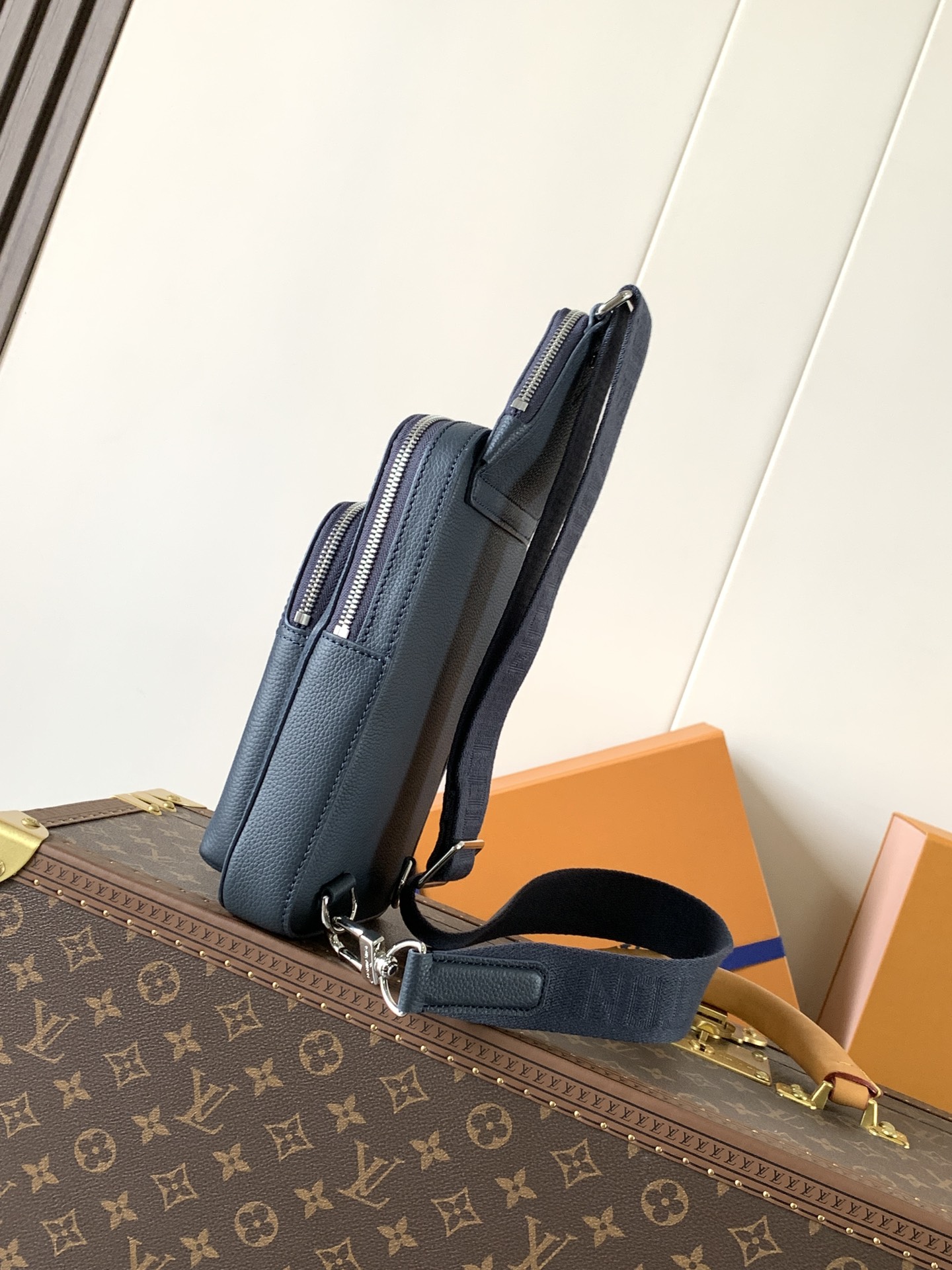 Louis Vuitton Avenue Sling Bag PM in Blue Leather - Image 2