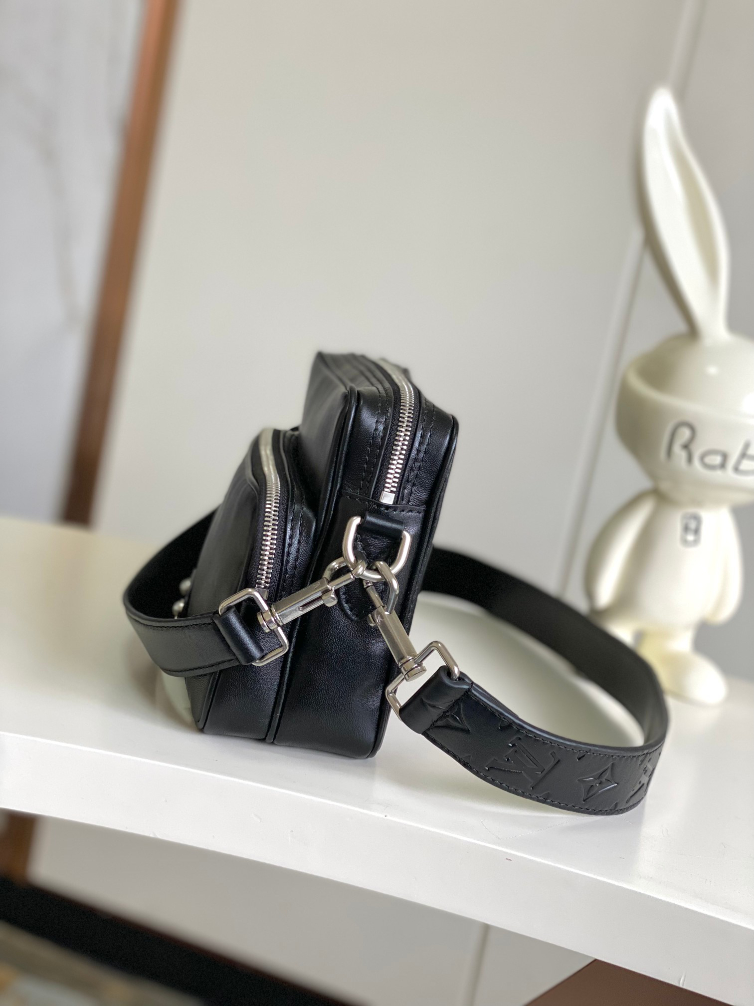 Louis Vuitton Nil Crossbody Bag - Image 2