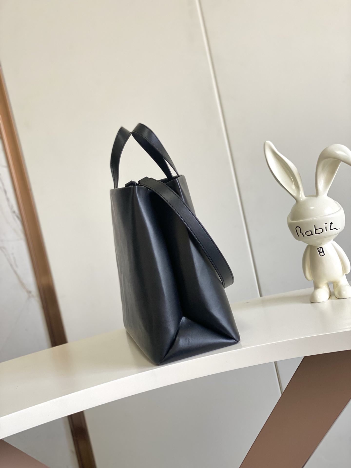 Louis Vuitton Medium Leather Handbag with Detachable Shoulder Strap - Image 2