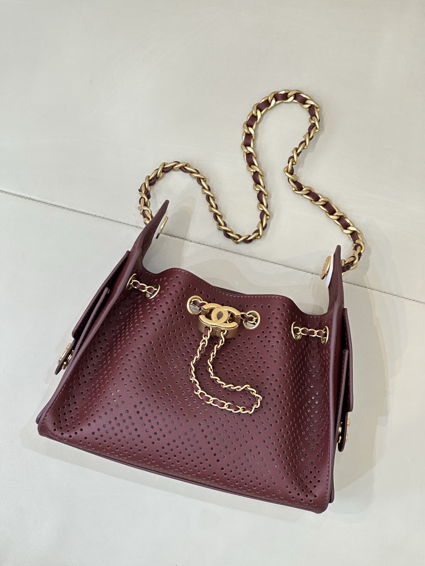 Chanel 25 Leather Drawstring Bucket Handbag - Image 2
