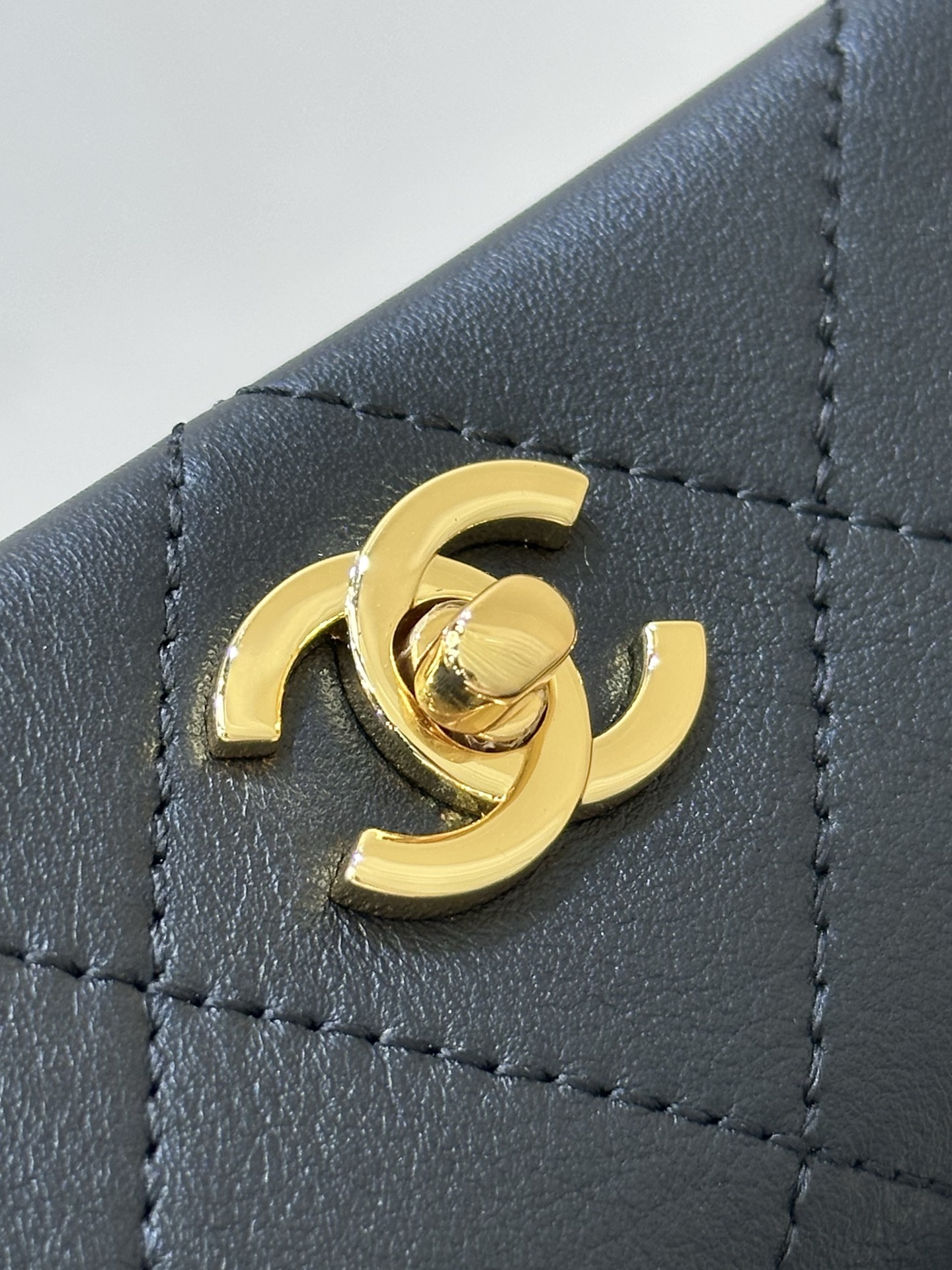 Hidden-Style Leather Handbag with Adjustable Chain Strap - Image 2