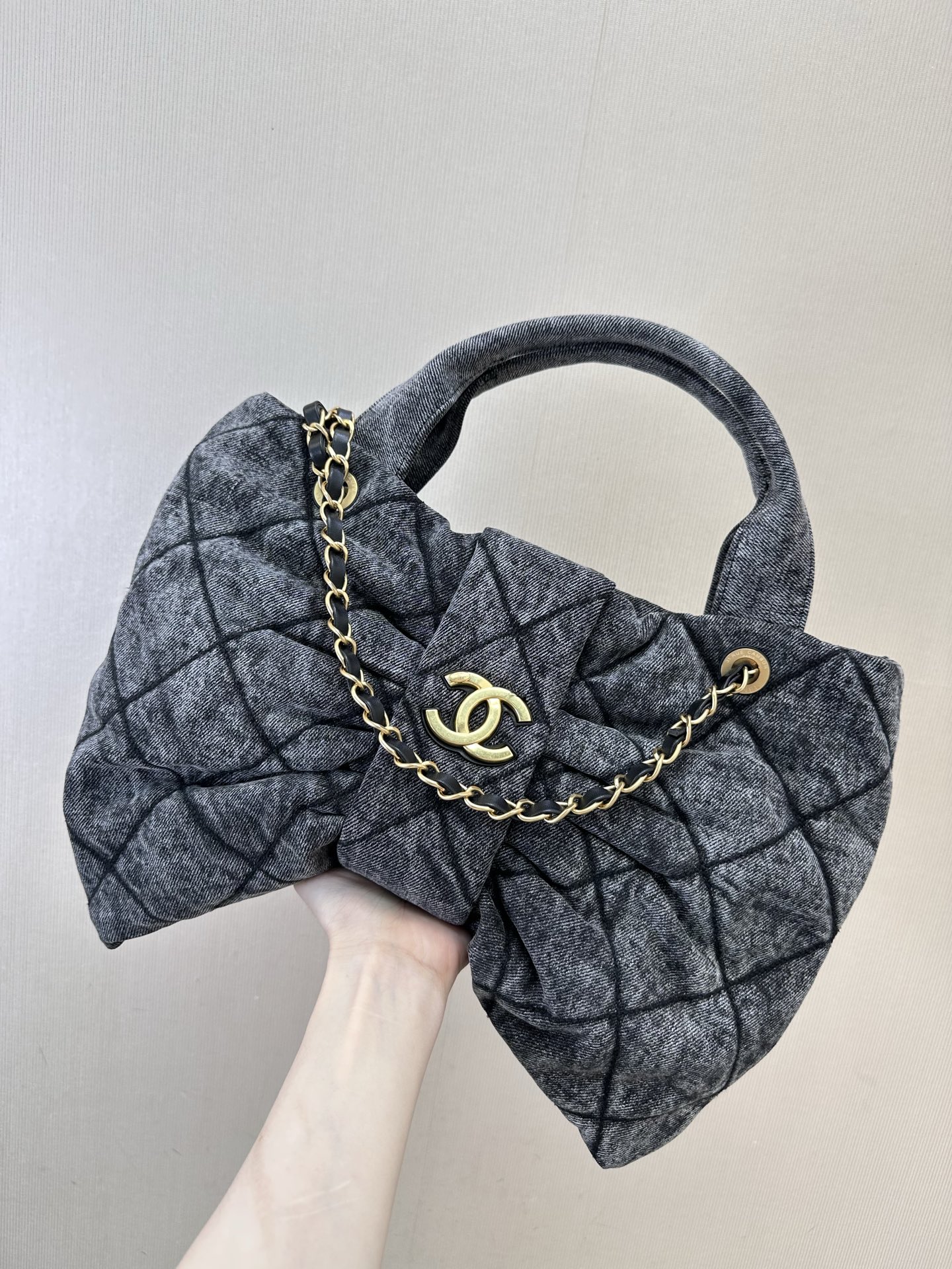 Chanel Medium Bow Handbag in Washed Denim Canvas - Image 2