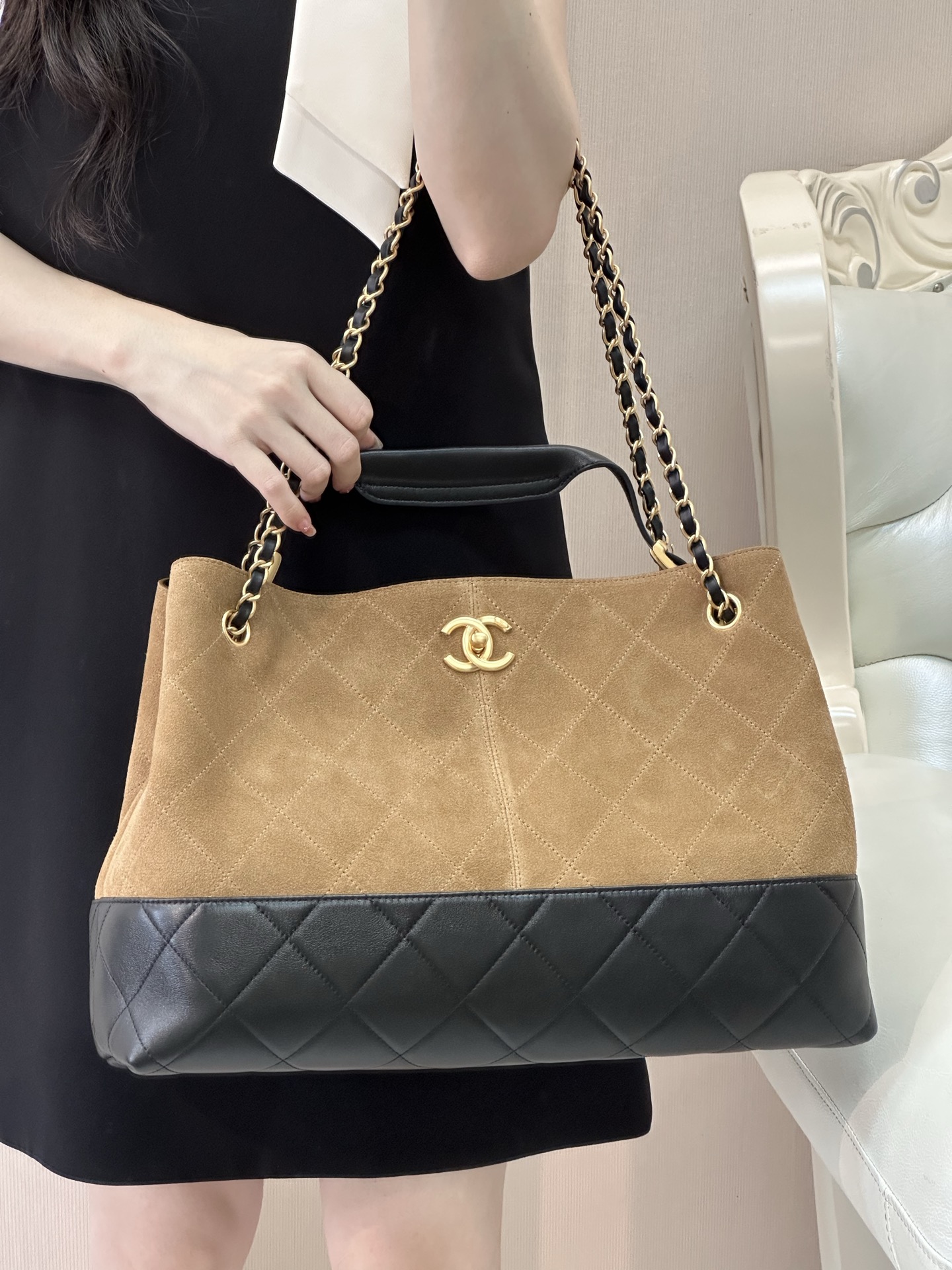 Chanel 5657 Large Deerskin Shoulder Bag - Image 2