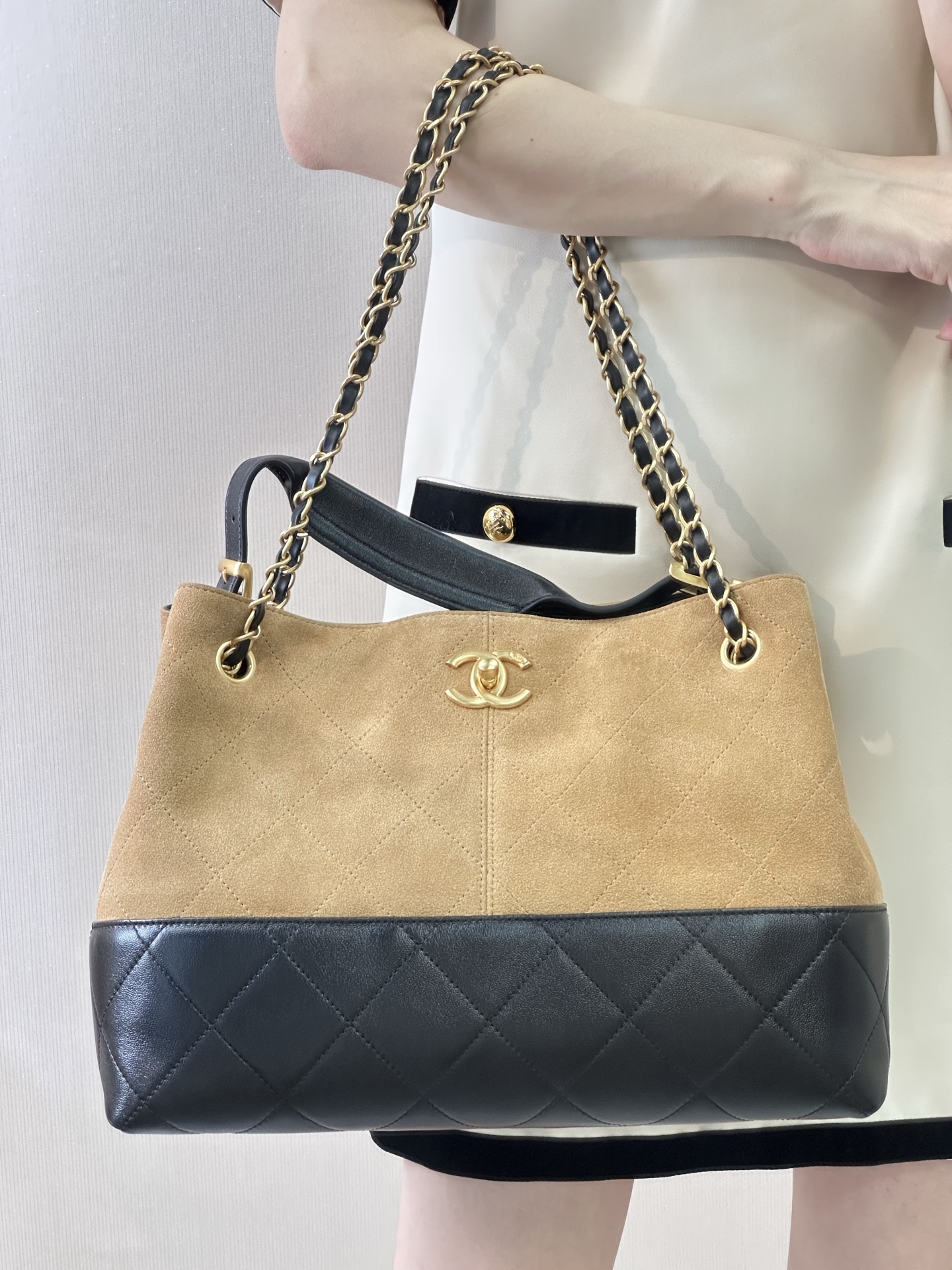 Chanel 25A Handcrafted Box Handbag - Image 2