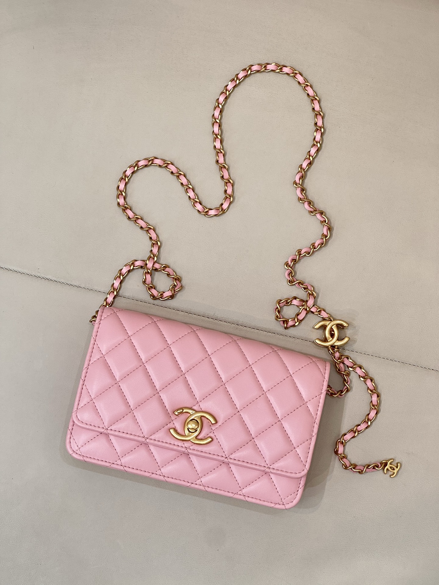 Sheepskin Crossbody Bag with Quilted Design and Adjustable Chain Strap - Image 2