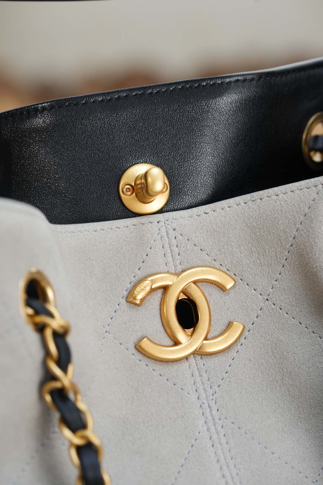 Chanel 25A Cowhide Quilted Handbag in Beige and Gray - Image 2