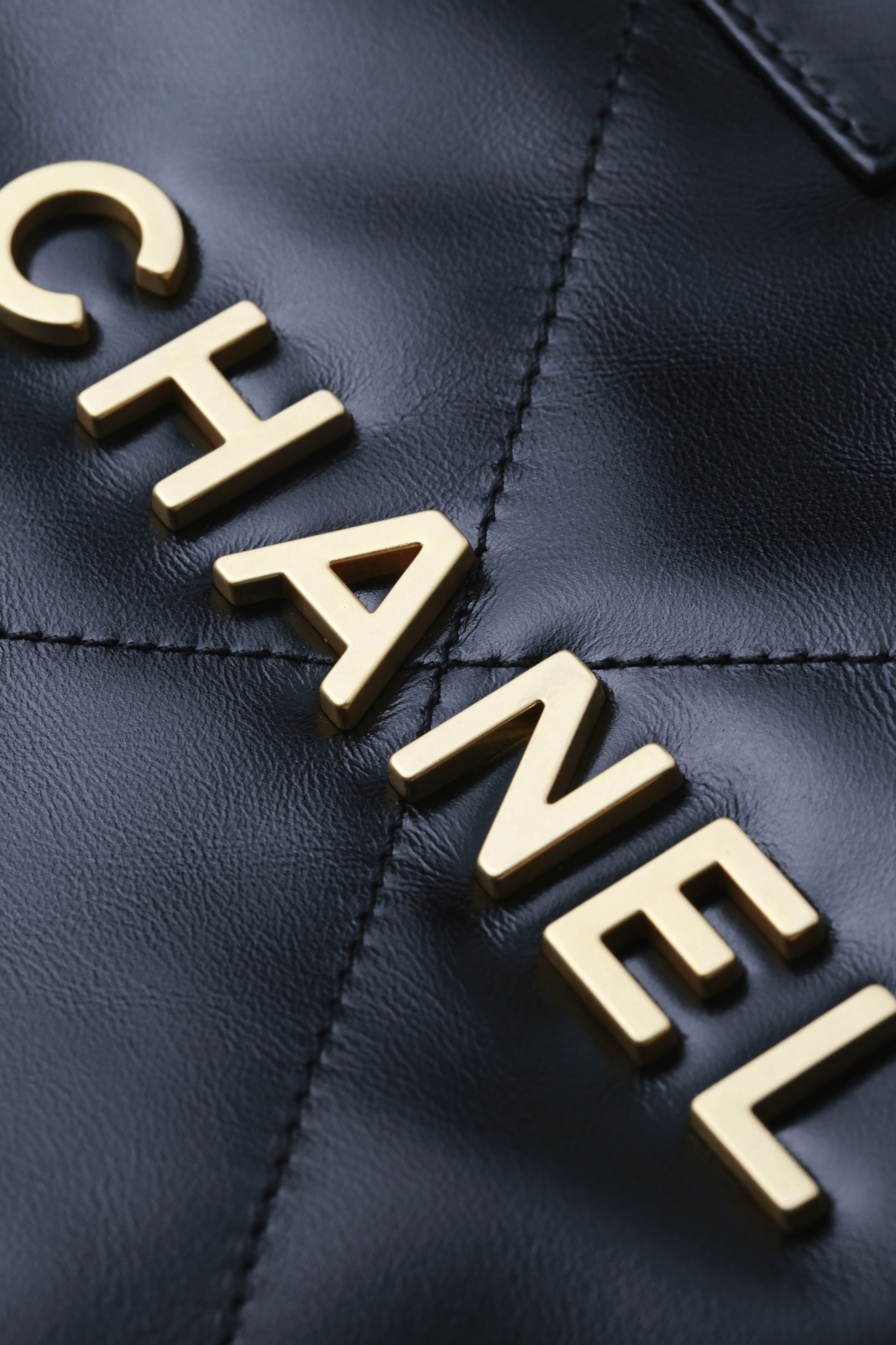 CHANEL 24B 22 Double-Compartment Leather Shoulder Bag - Image 2