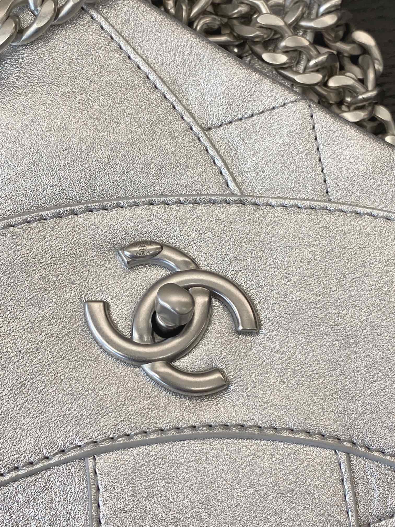 Chanel Vintage Lambskin Tote Bag with Diamond Pattern and Double C Logo - Image 2