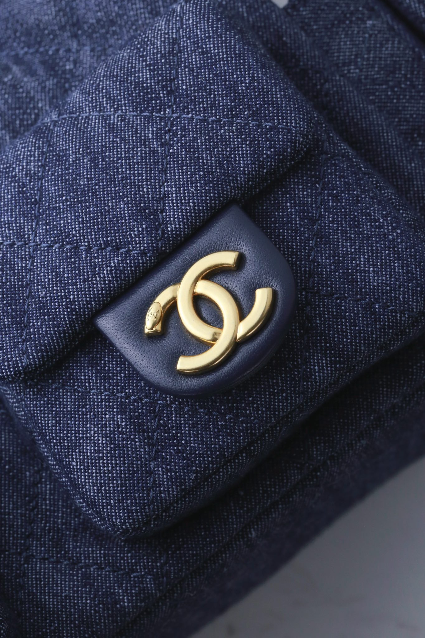 Chanel 25C Denim Hobo Bag - Image 2
