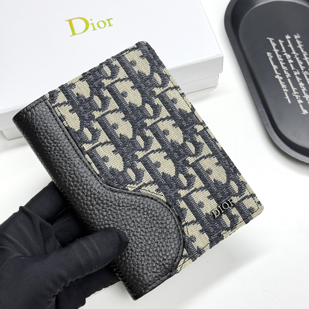 Dior 30 Montaigne Passport Holder - Image 2