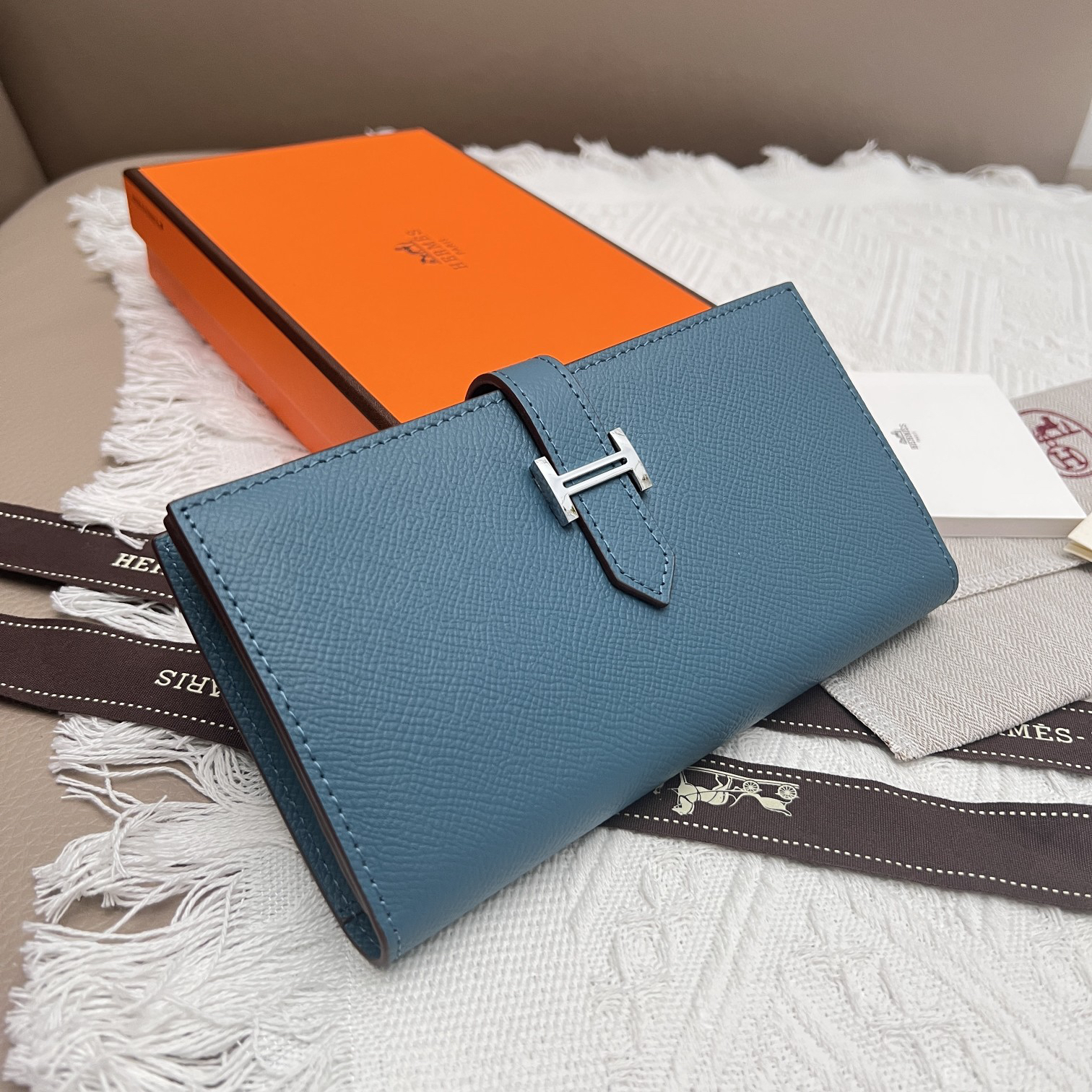 Hermès Women's Togo Leather Vertical Wallet with Zip Closure - Image 2