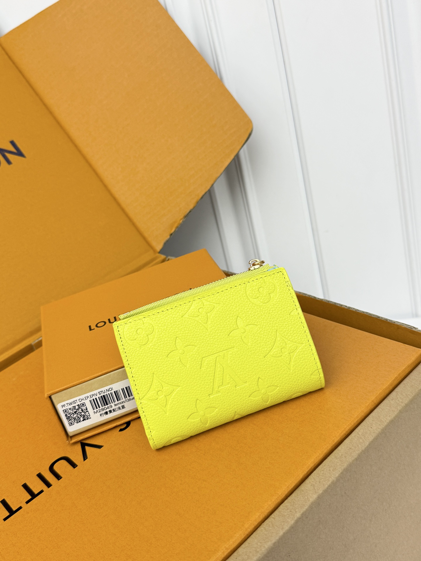 Louis Vuitton Lisa Monogram Cowhide Leather Wallet - Image 2
