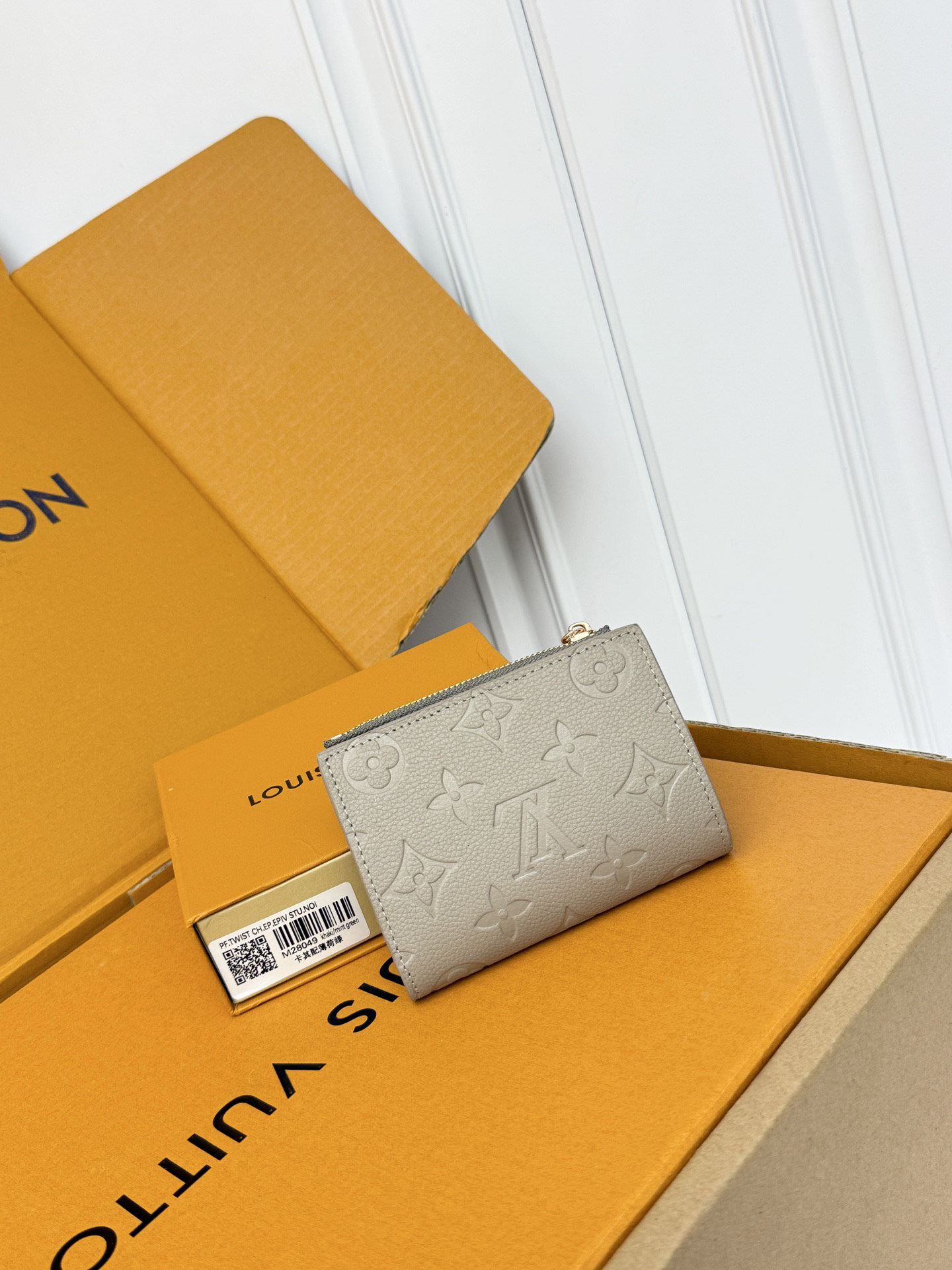Louis Vuitton Lisa Monogram Wallet with Gold Four-Leaf Clover Charm - Image 2