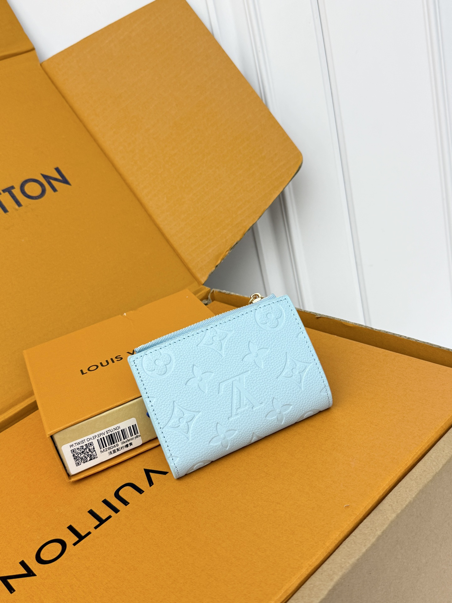 Louis Vuitton Lisa Monogram Wallet with Four-Leaf Clover Charm - Image 2