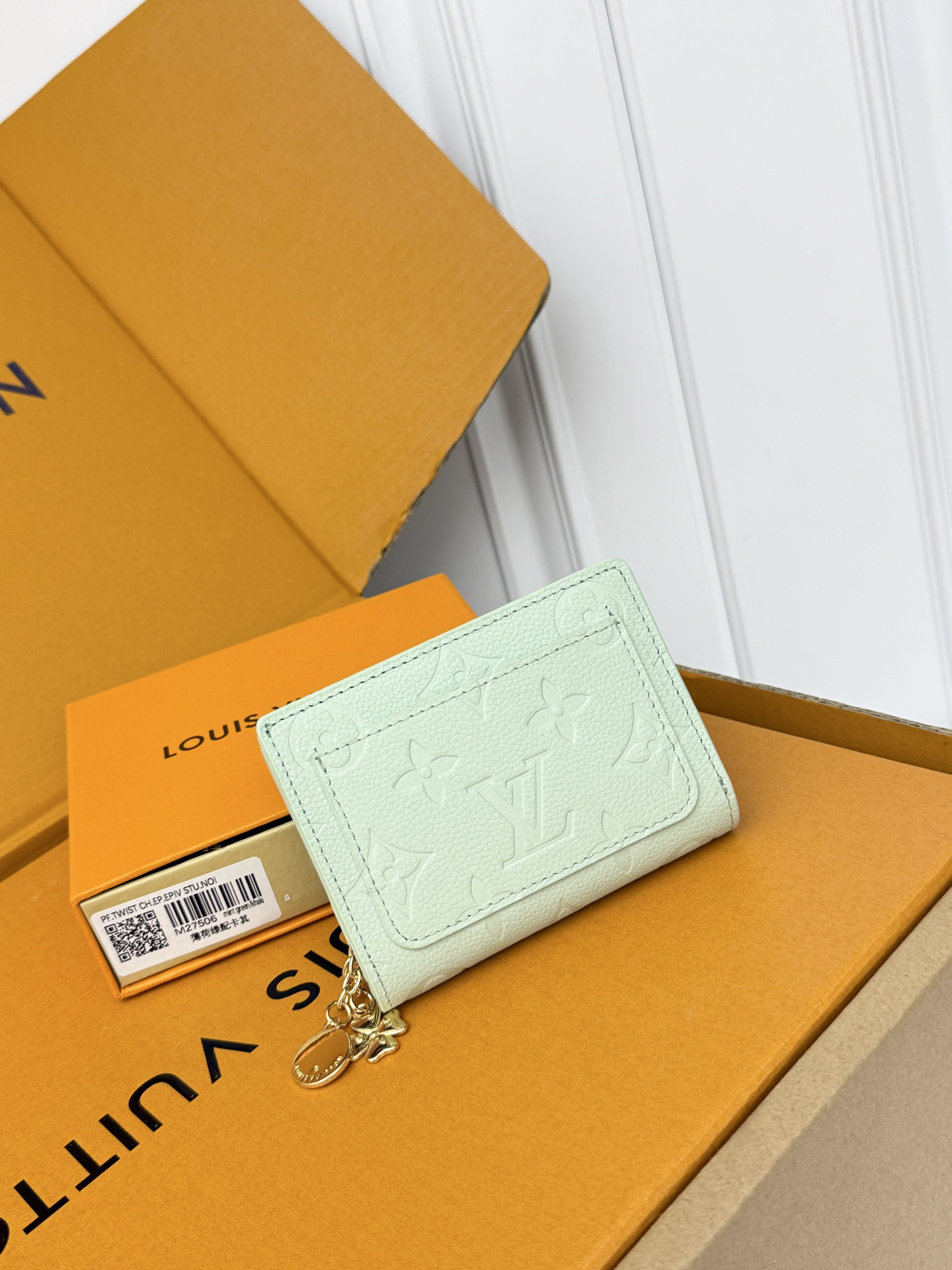 Louis Vuitton M27506 Mint Green Embossed Cowhide Leather Wallet - Image 2