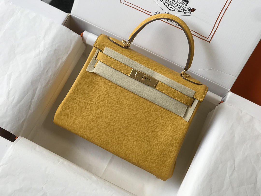 Hermès Kelly 25 Handbag in Togo Leather - Image 2