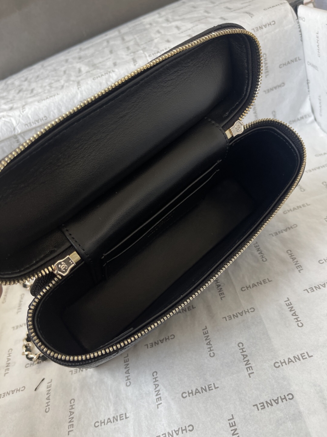 Chanel Diamond-Quilted Lunchbox Bag - Image 11