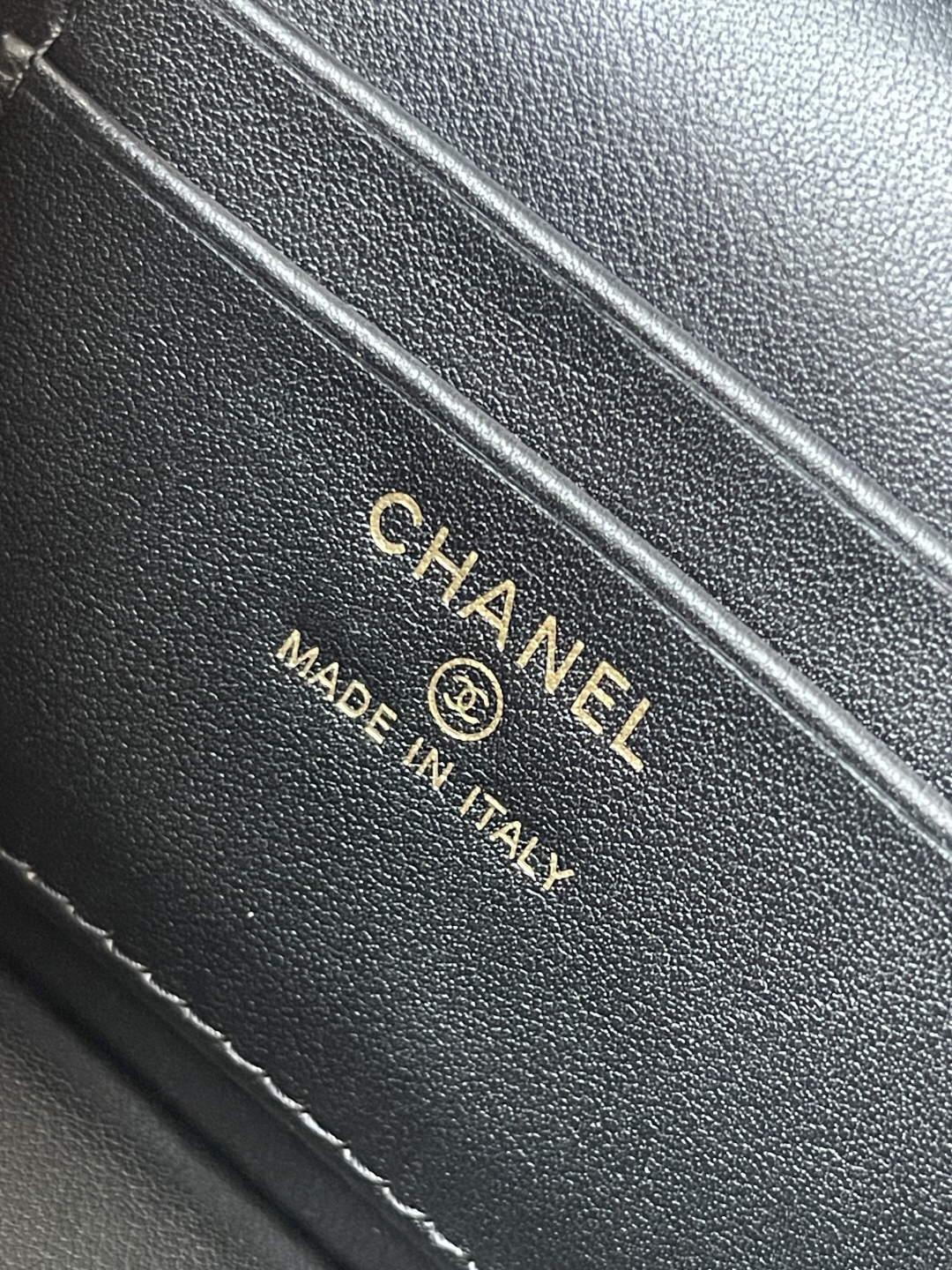 Chanel Diamond-Quilted Lunchbox Bag - Image 12