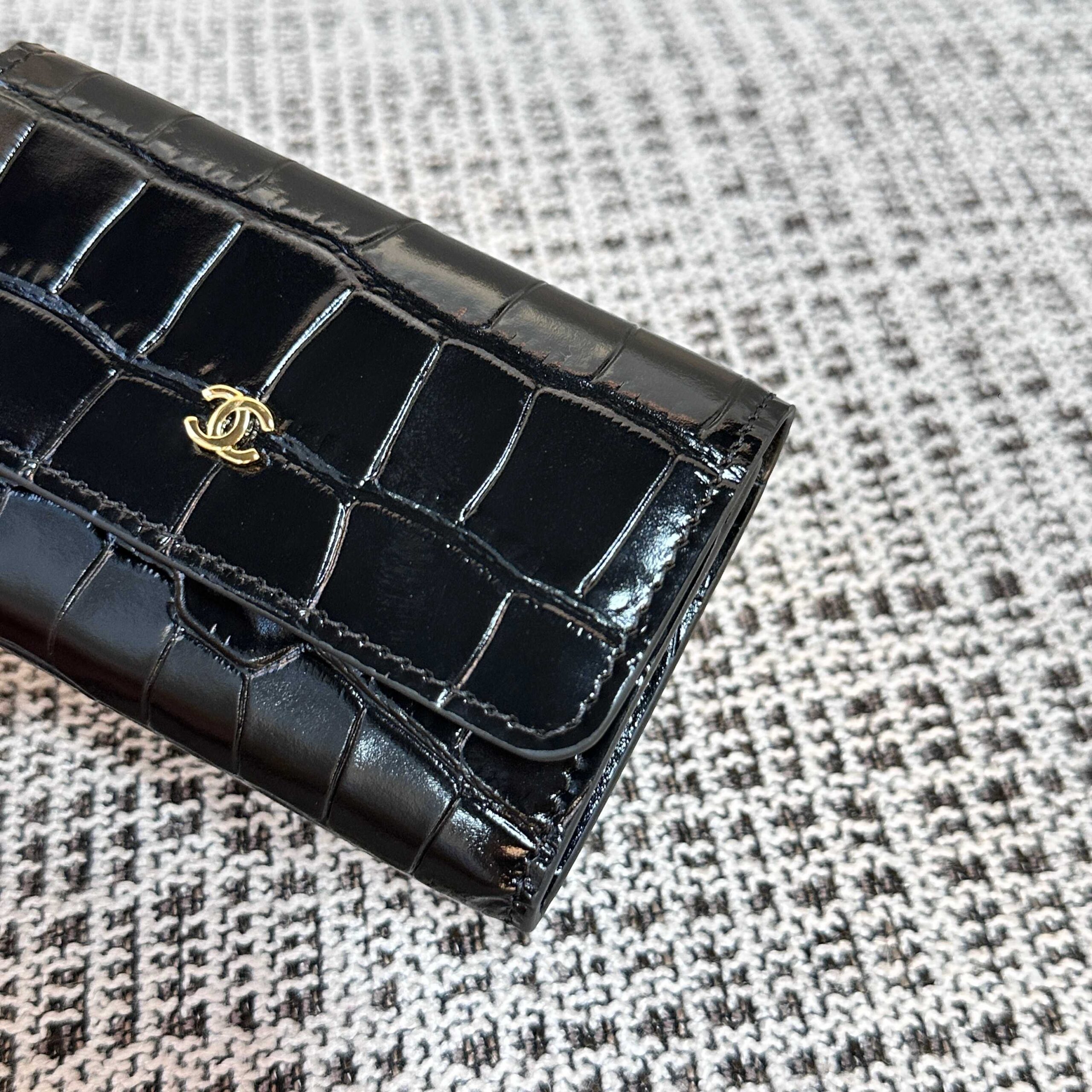 CHANEL Crocodile-Embossed Flap Card Holder - Image 3