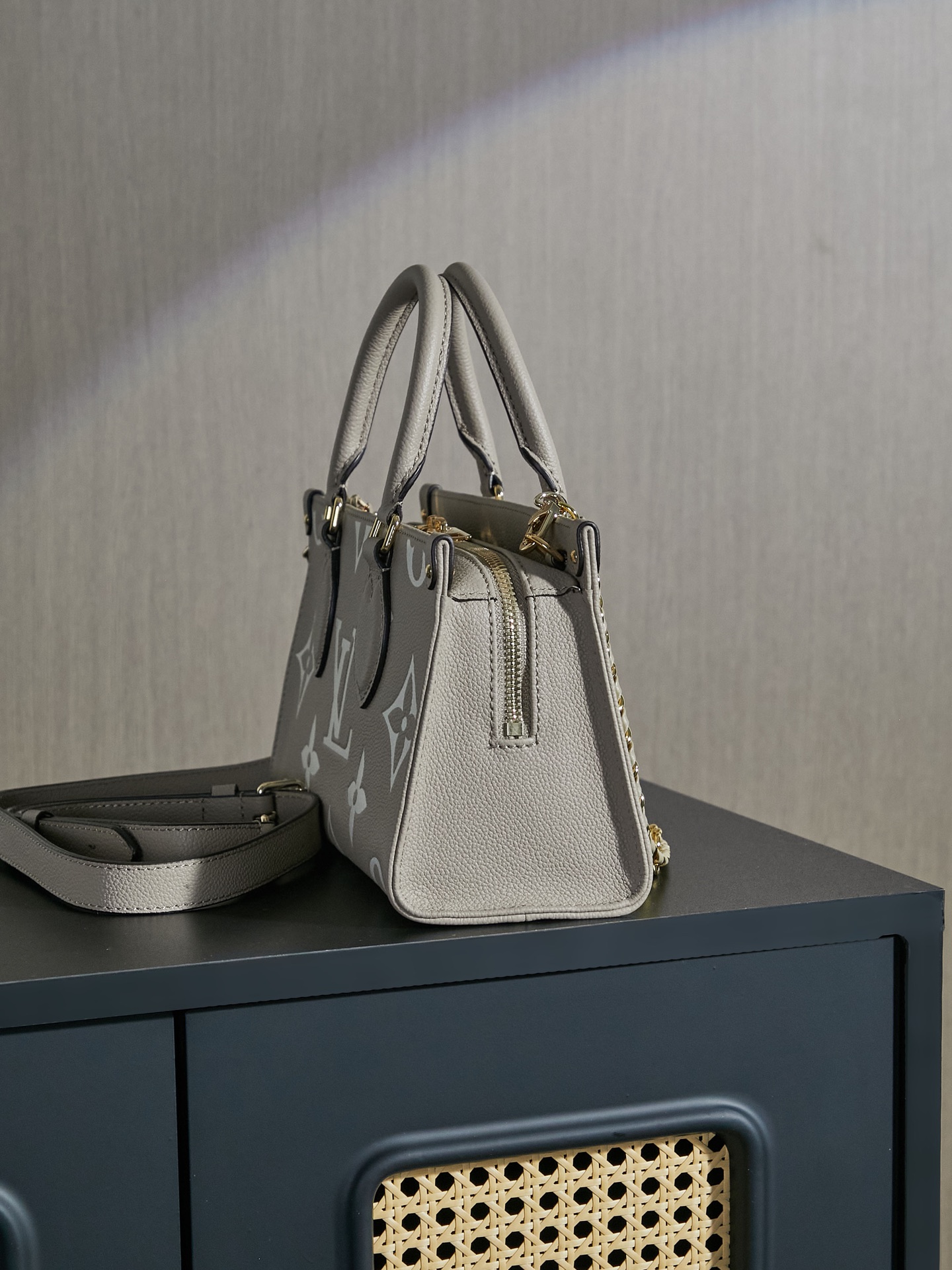 Louis Vuitton OnTheGo East West Tote Bag - Image 3