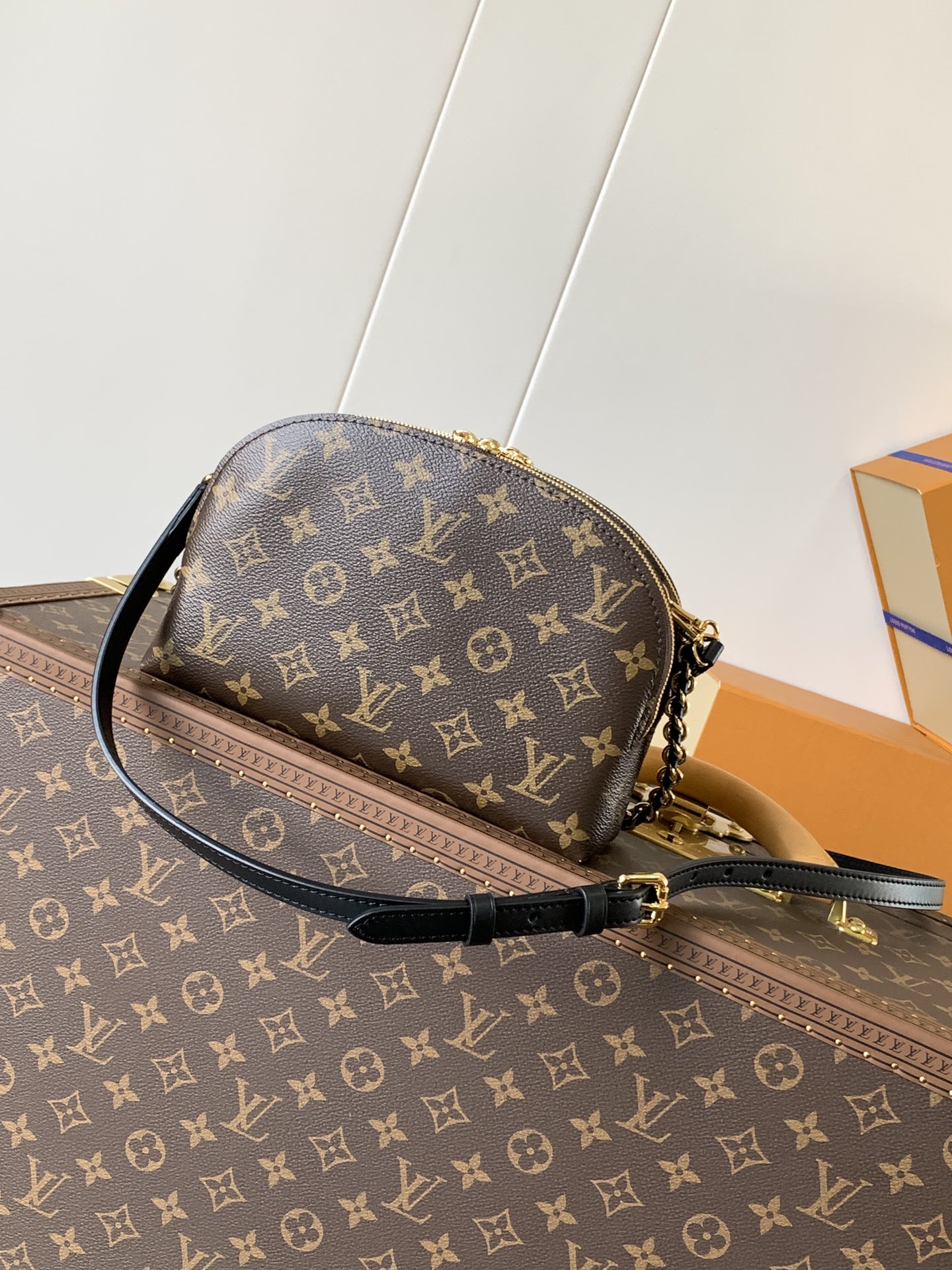 Louis Vuitton Alma Handbag M12996 - Image 3