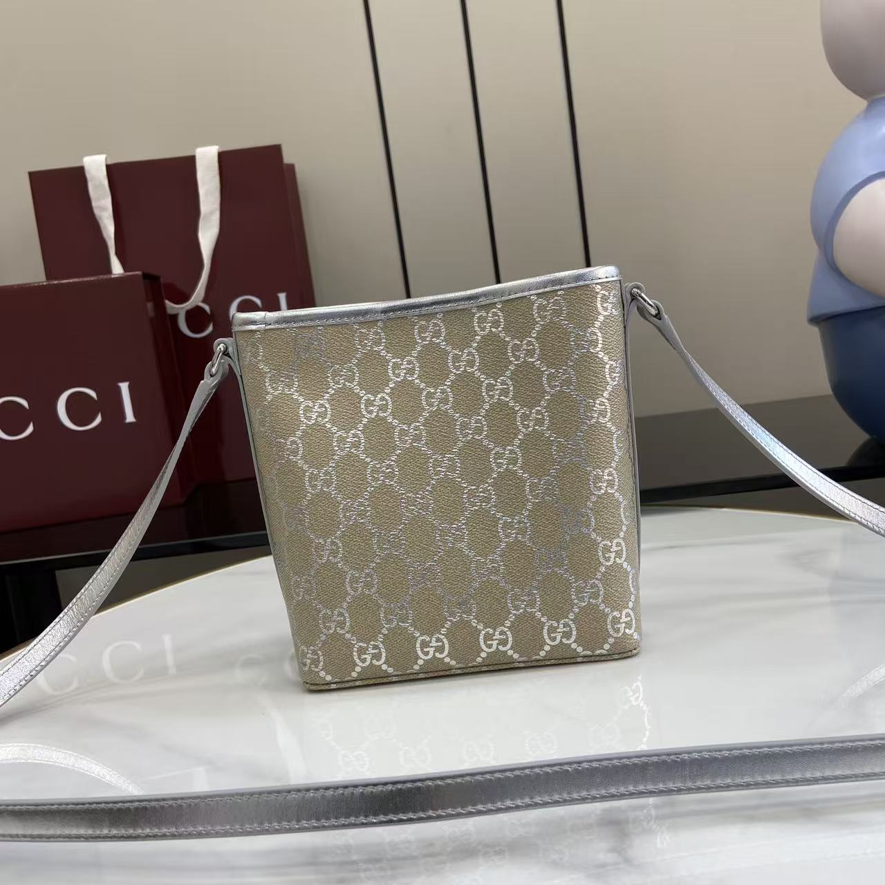 Gucci Model 847090 Apricot Silver Bag - Image 3