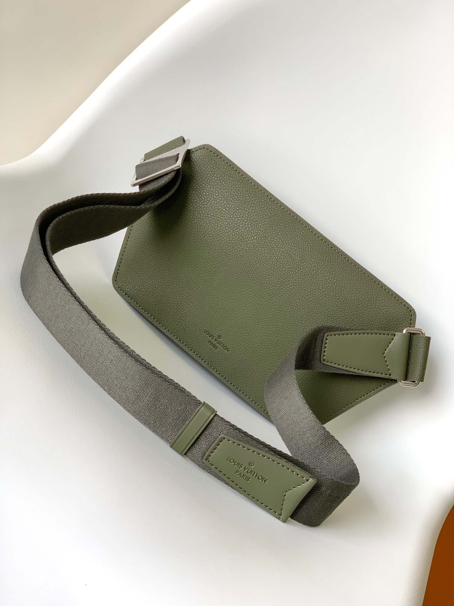Louis Vuitton Aerogram M21364 Leather Shoulder Bag - Image 3