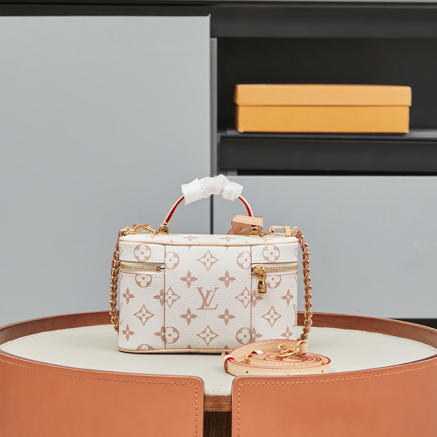 Louis Vuitton M29782 Vanity Chain Pouch – LV Crafty Monogram Dune - Image 3