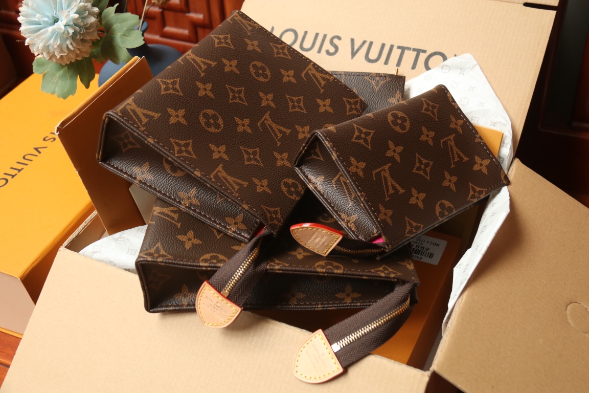 Louis Vuitton M47195 Three-Piece Bag Set - Image 3