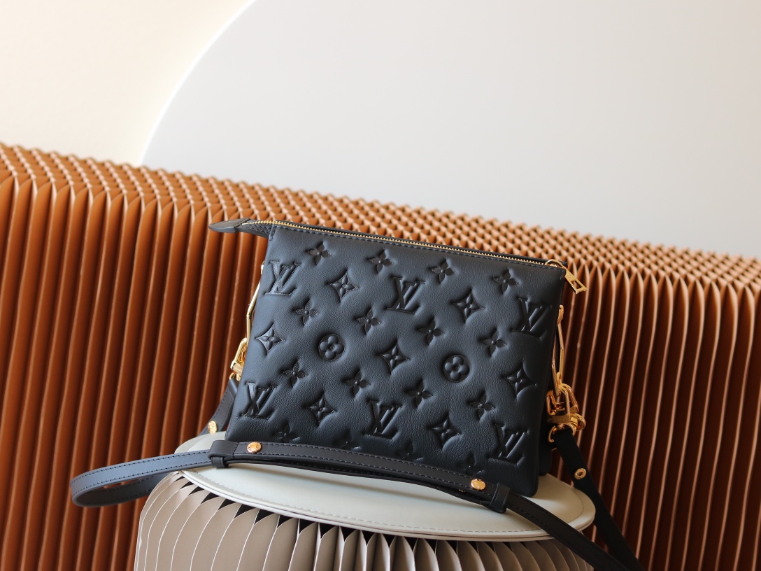 Louis Vuitton Coussin BB Lambskin Shoulder Bag - Image 3
