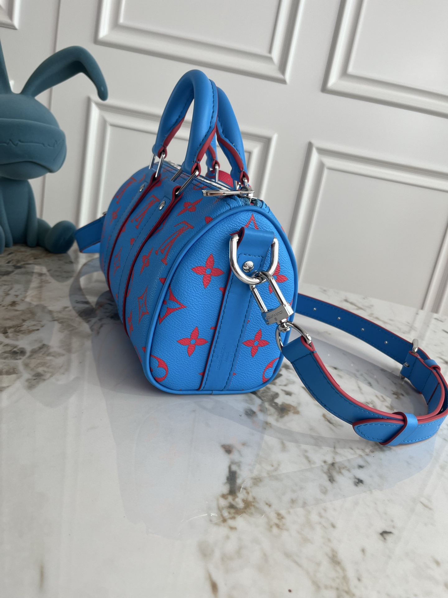 Louis Vuitton Keepall Bandoulière 25 Monogram Surfin' Travel Bag - Image 3