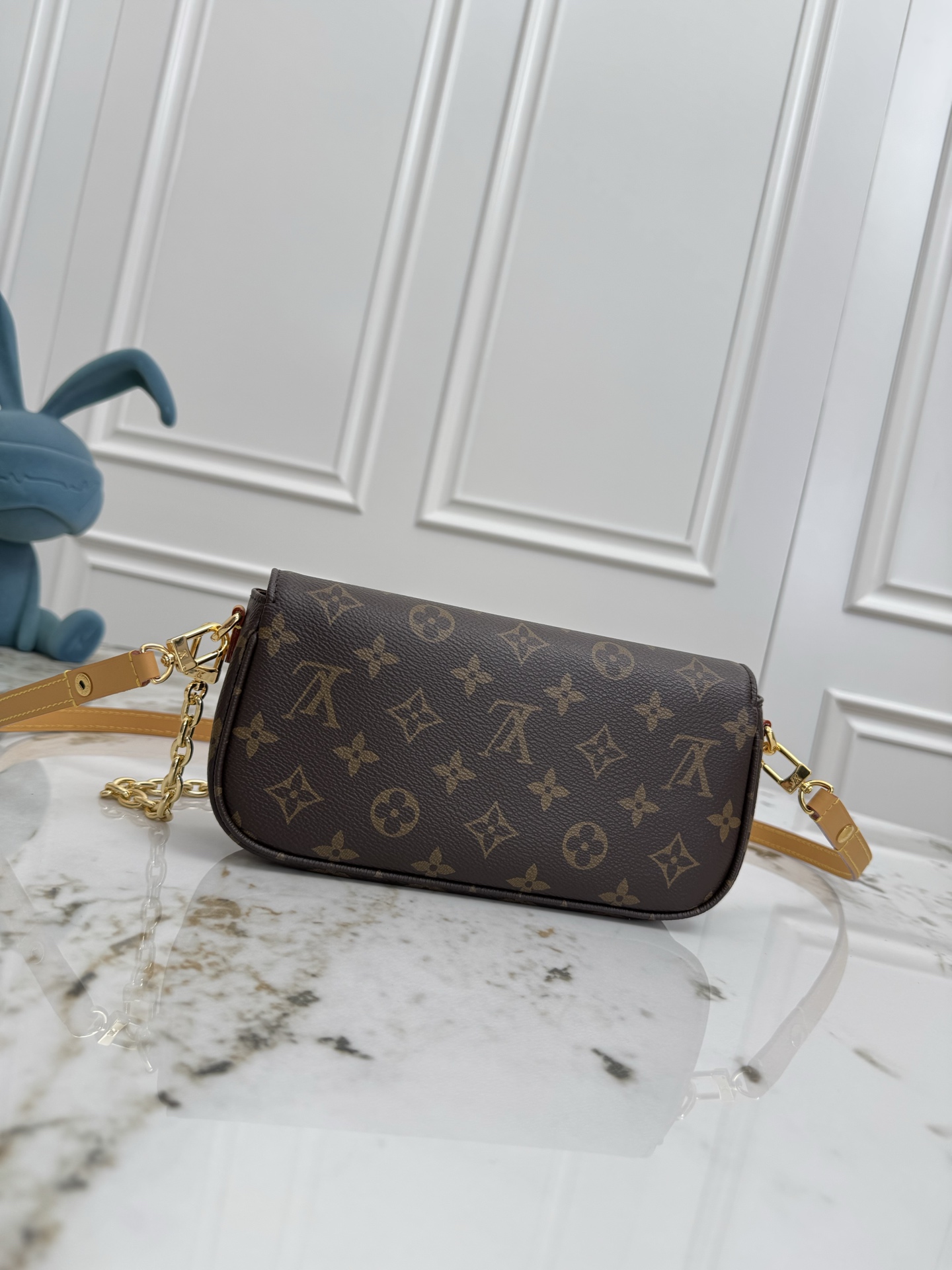 Louis Vuitton Wallet on Chain Ivy Crossbody Bag in Monogram Empreinte Leather - Image 3