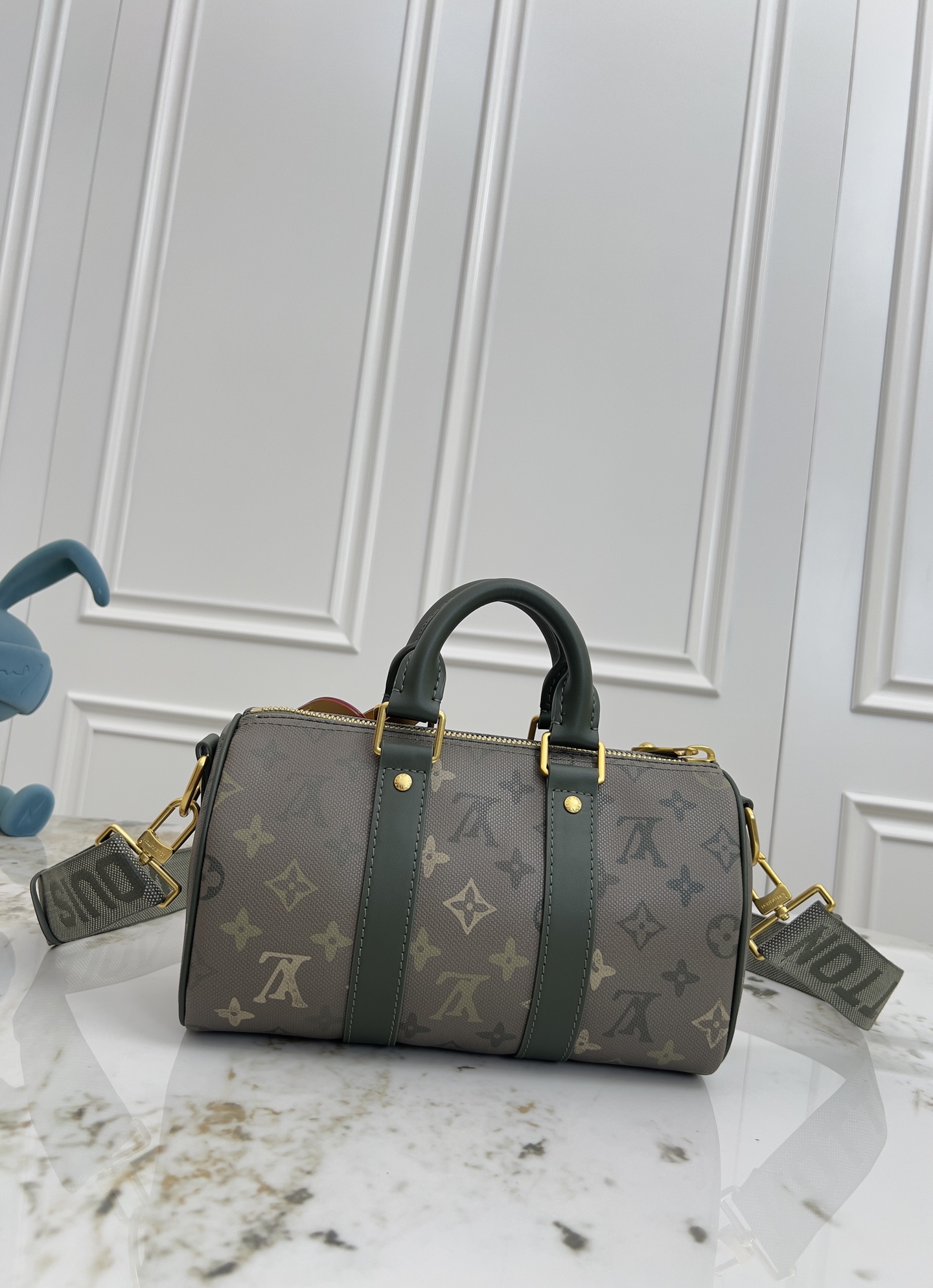 Louis Vuitton Keepall Bandoulière 25 Travel Bag in Monogram Surplus Military Green - Image 3