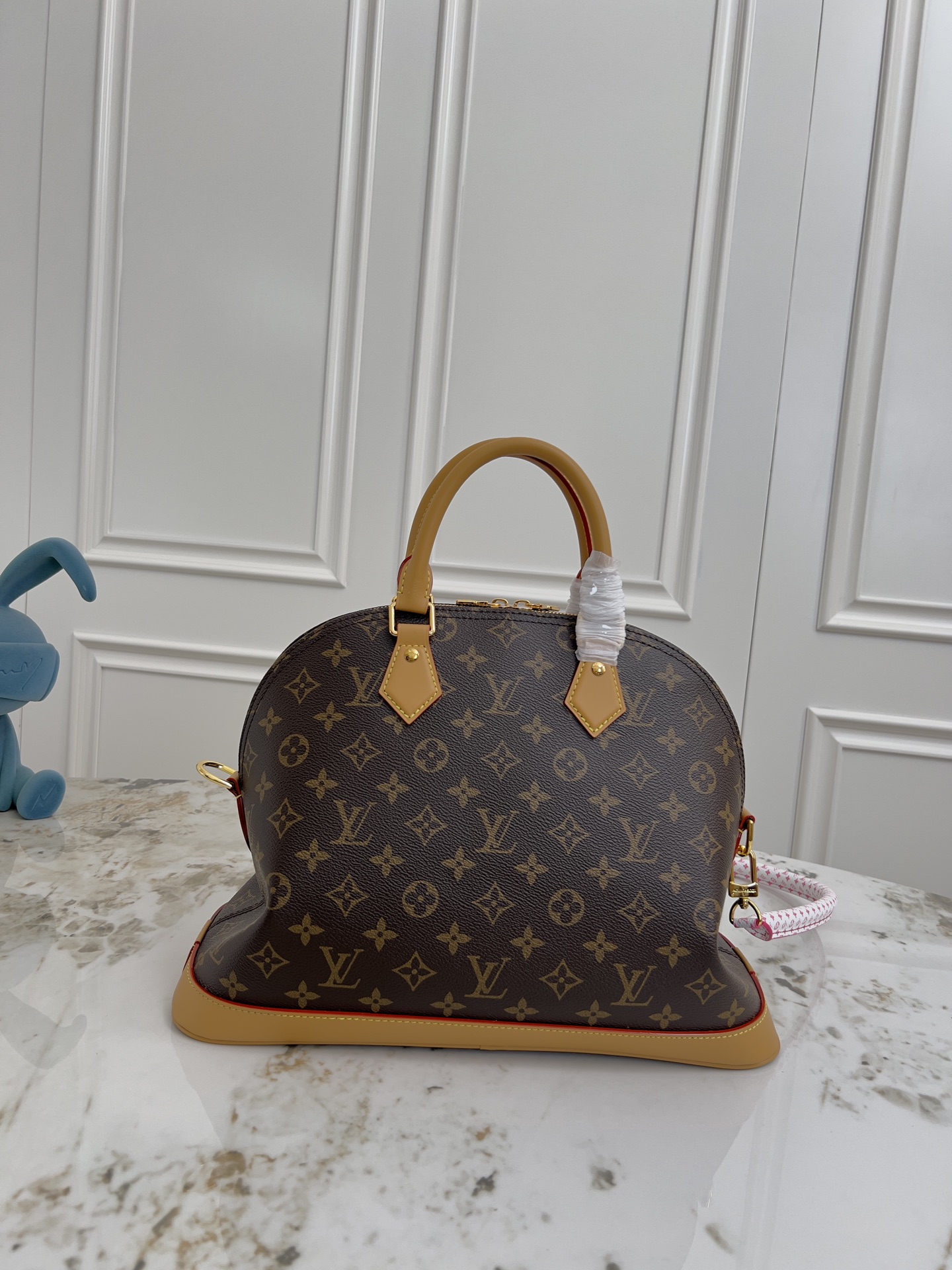 Alma Soft Medium Handbag - Image 3