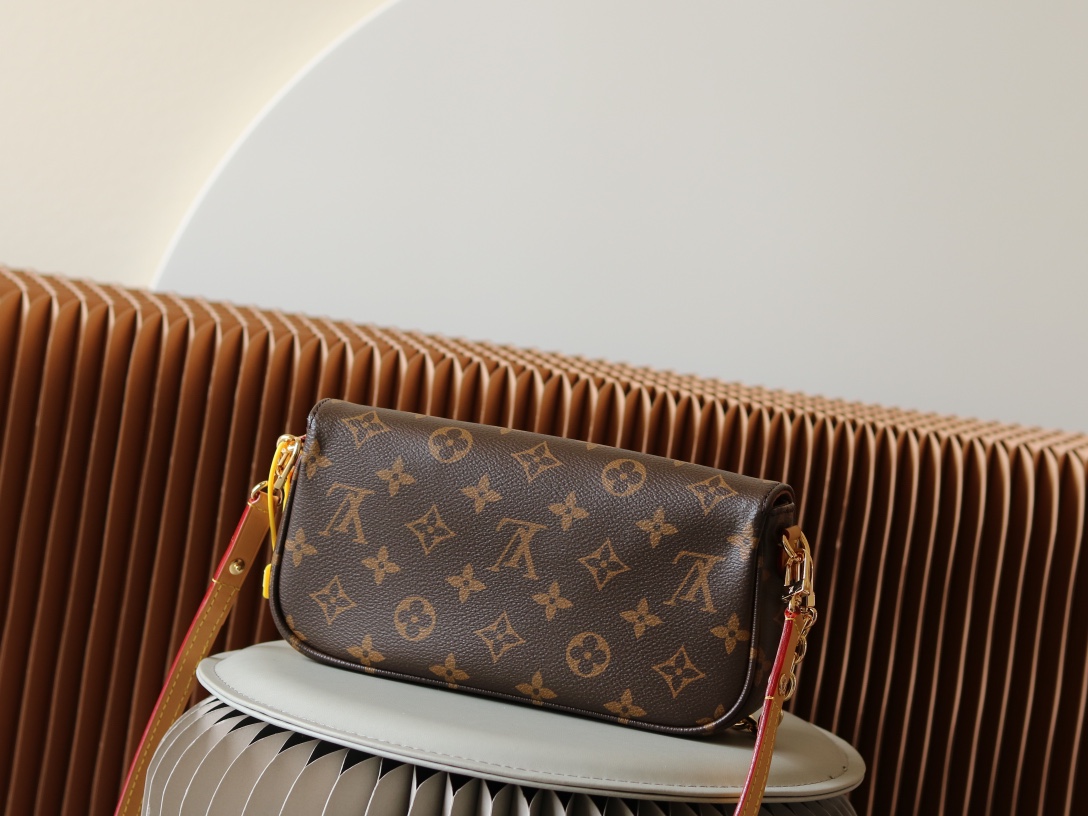 Louis Vuitton M81911 Wallet on Chain Ivy - Image 3