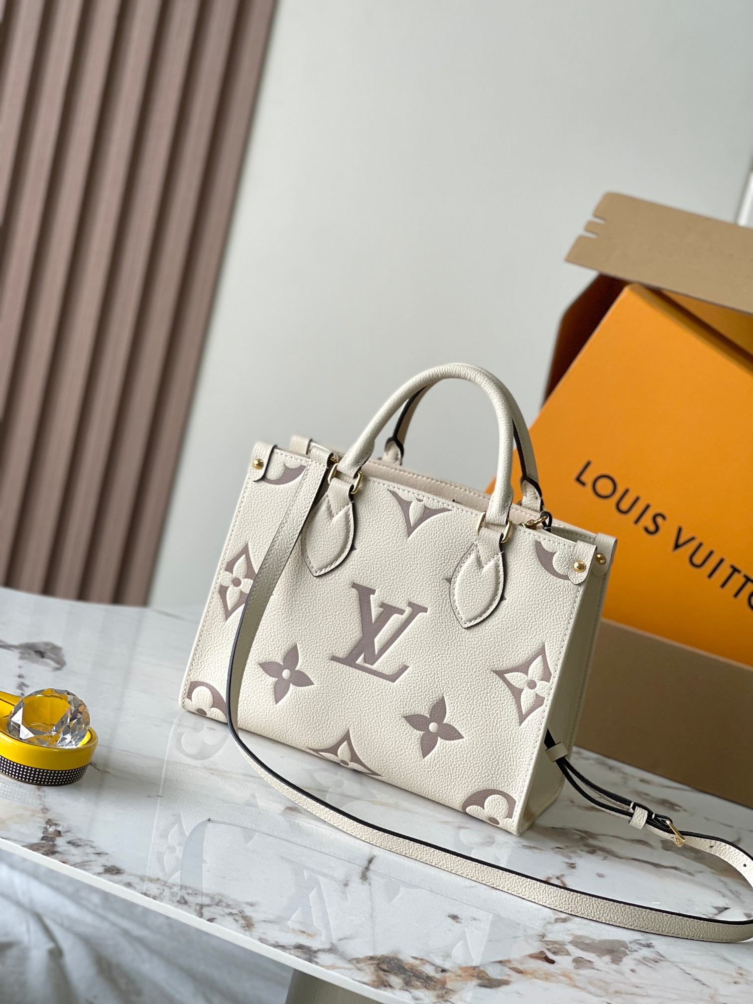 Louis Vuitton Onthego Small Handbag, White, Model M45654 - Image 3