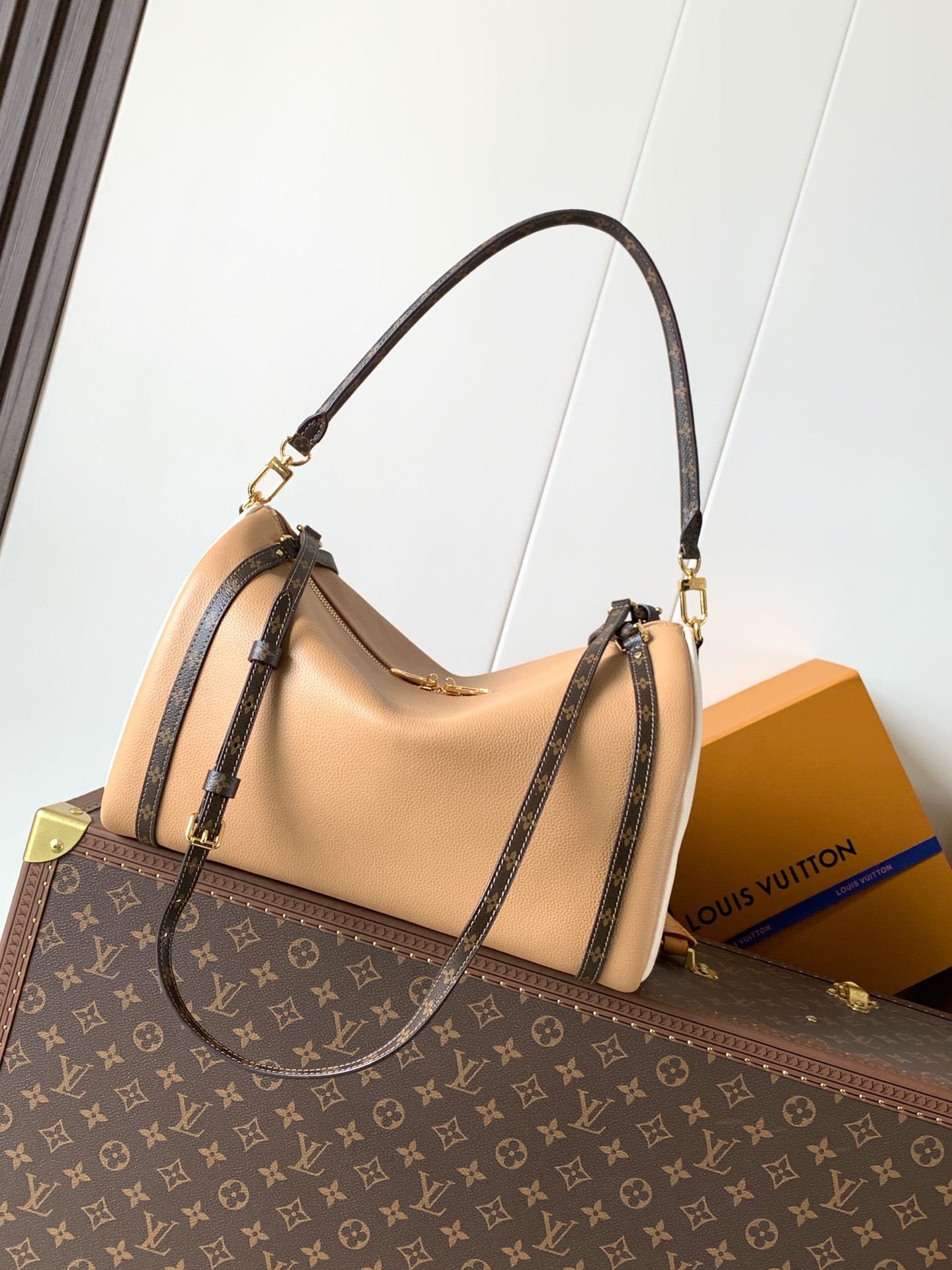 Louis Vuitton Express Medium Handbag in Monogram Canvas - Image 3